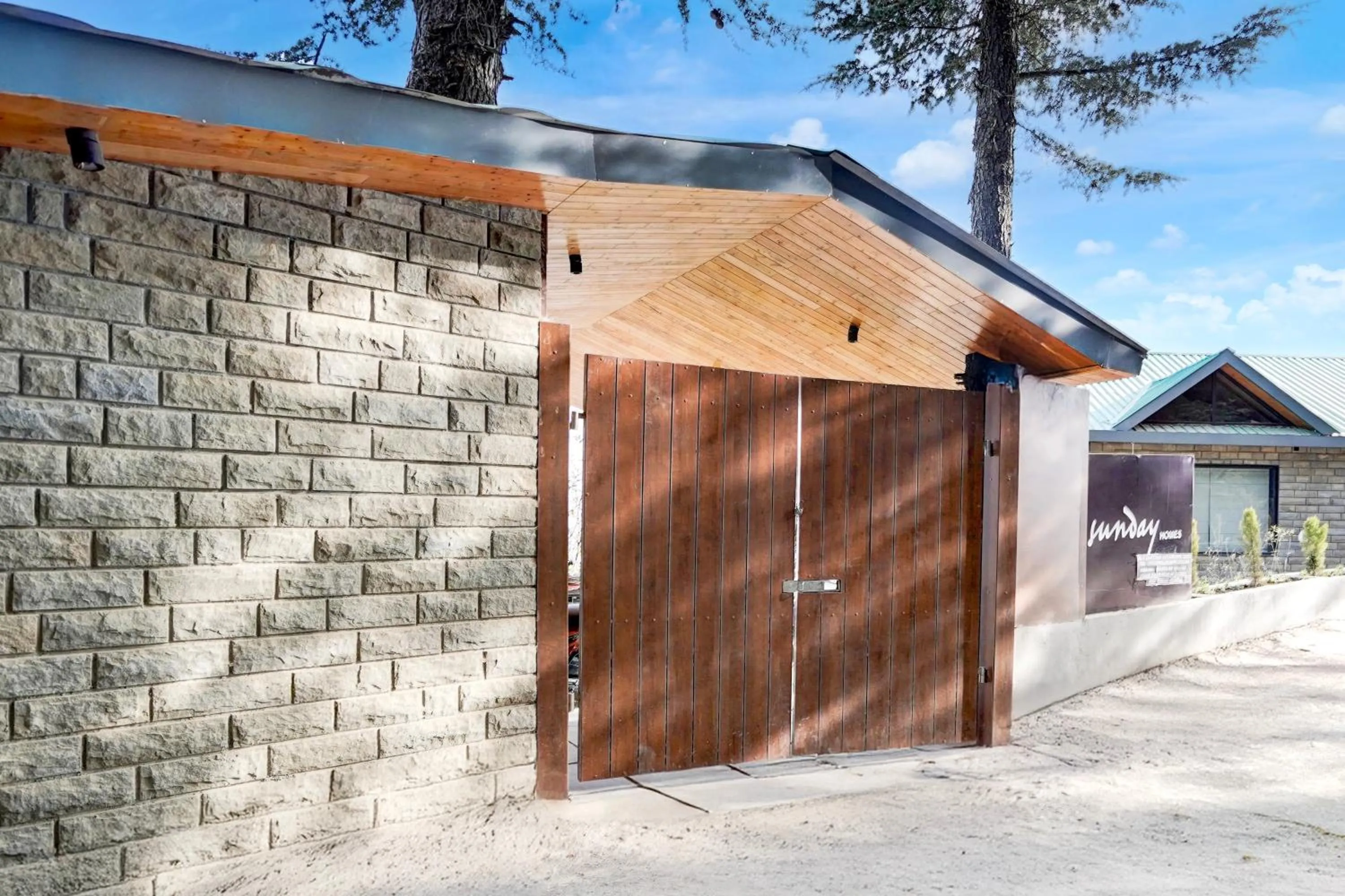 Facade/entrance in Sunday by CheckIn Premium 5 BHK Villa Mihika, Shimla