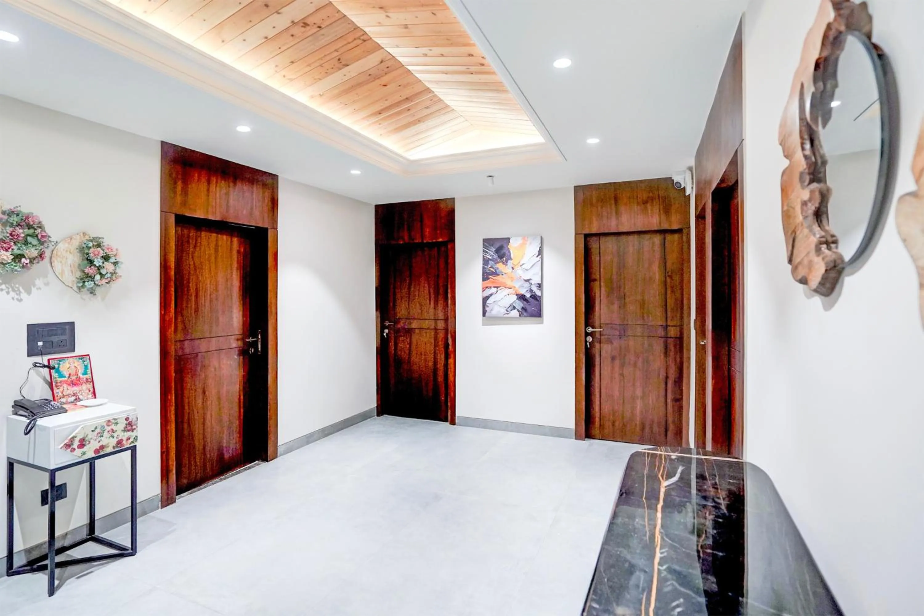 Lobby or reception, Bed in Sunday by CheckIn Premium 5 BHK Villa Mihika, Shimla