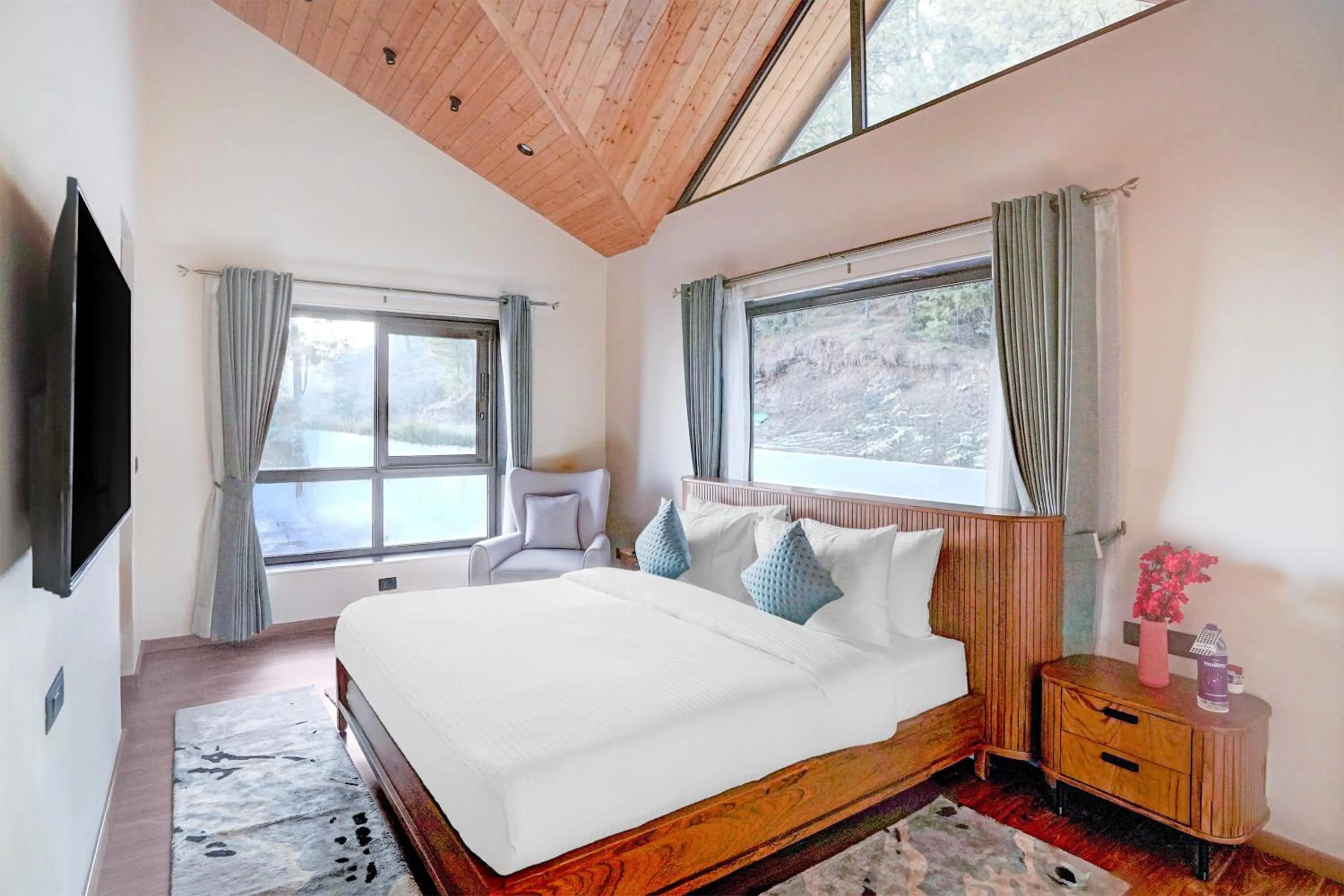 Bedroom, Bed in Sunday by CheckIn Premium 5 BHK Villa Mihika, Shimla