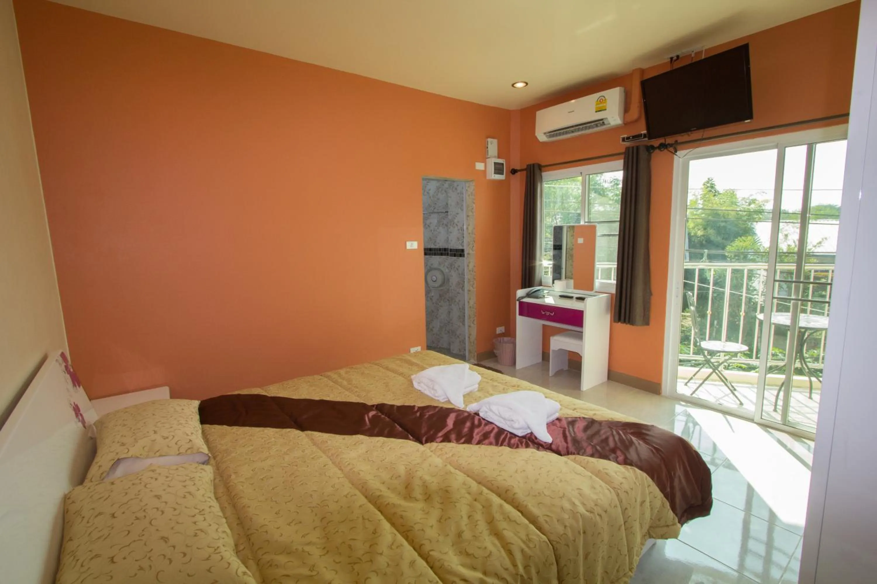 Bed in Donchai House Guest House& Cafe