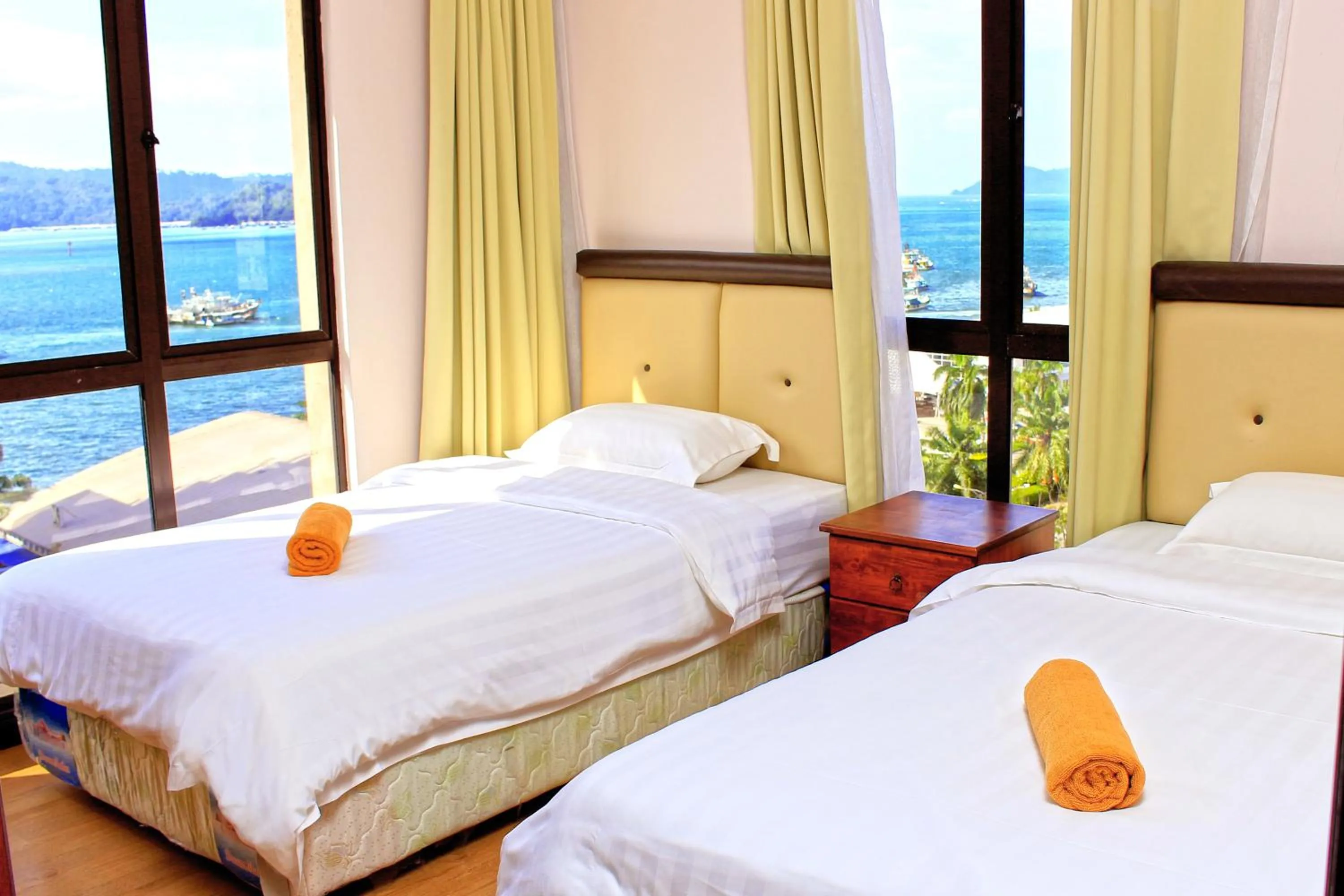 Bed in KK Vacation Apartments-Marina Court - STAY AND GET CASH REBATE