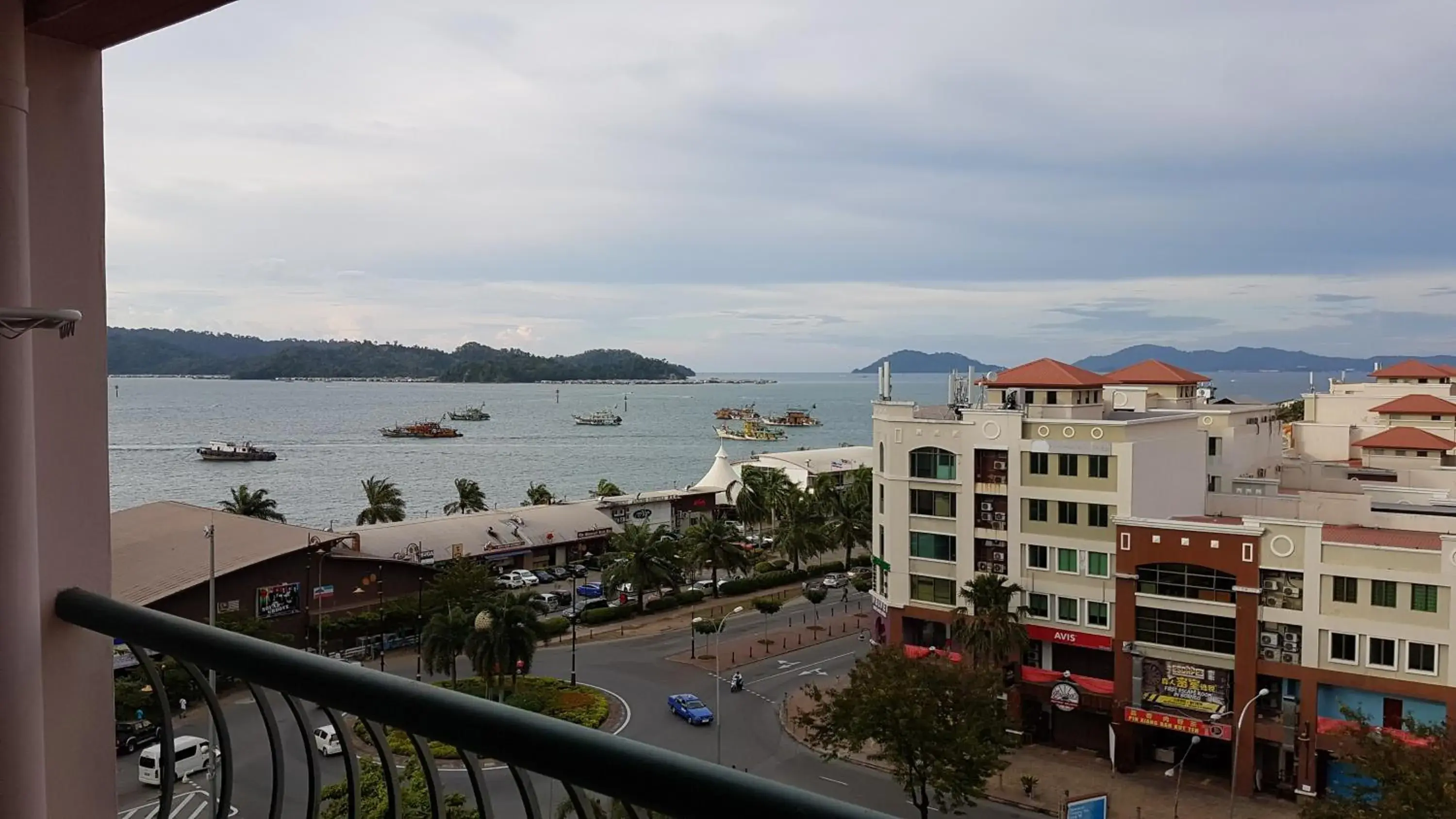 Three-Bedroom Apartment with City and Waterfront View in KK Vacation Apartments-Marina Court - STAY AND GET CASH REBATE Three-Bedroom Apartment with City and Waterfront View in KK Vacation Apartments-Marina Court - STAY AND GET CASH REBATE