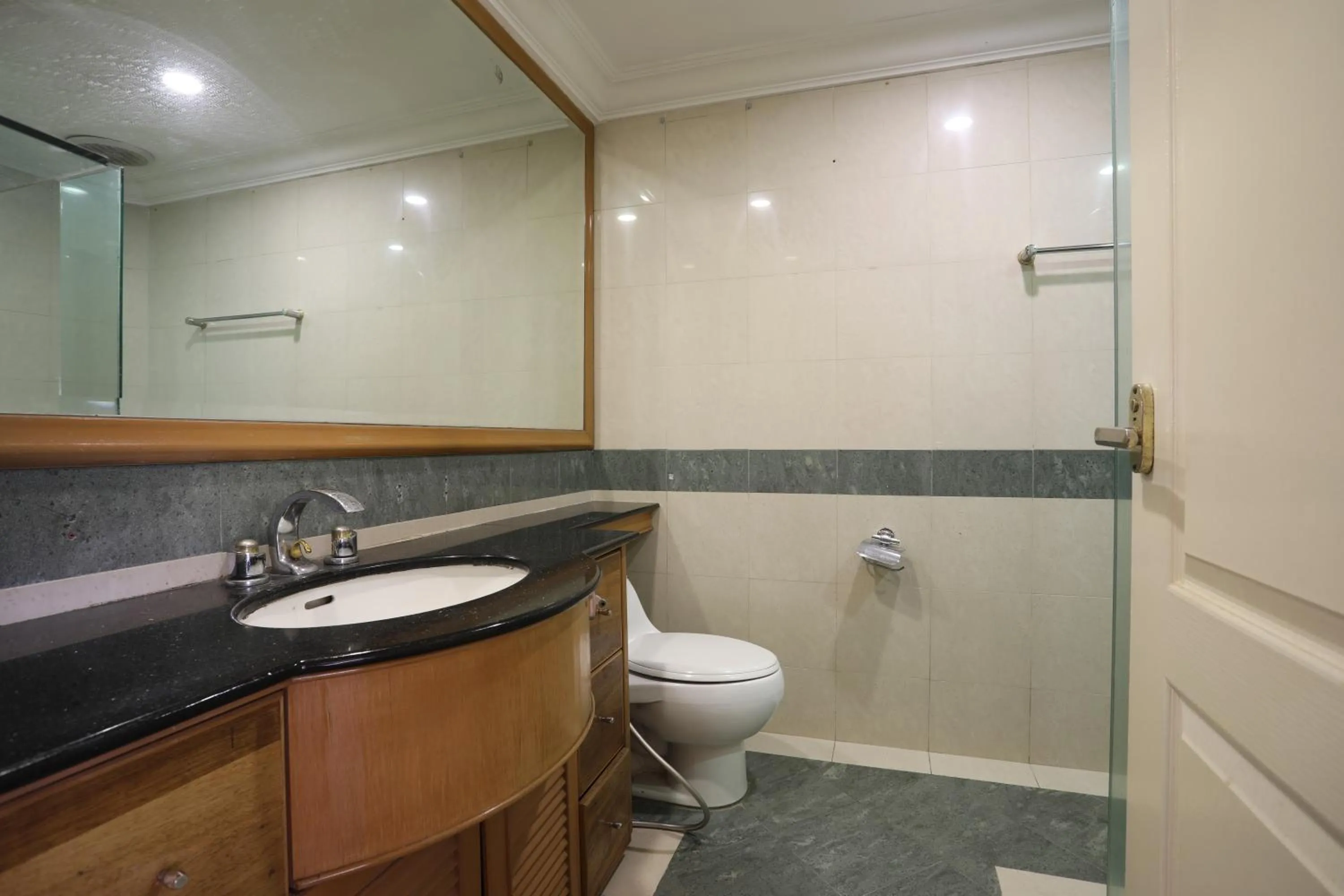 Shower in KK Vacation Apartments-Marina Court - STAY AND GET CASH REBATE
