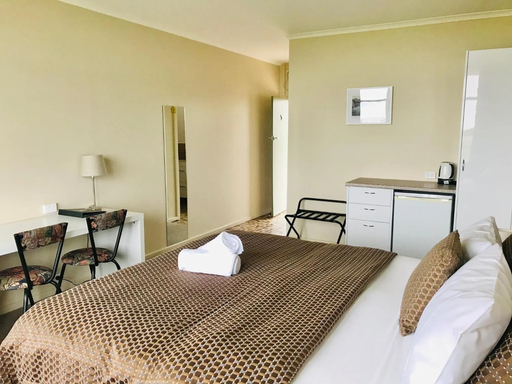 Photo of the whole room, Bed in Highway One Motel