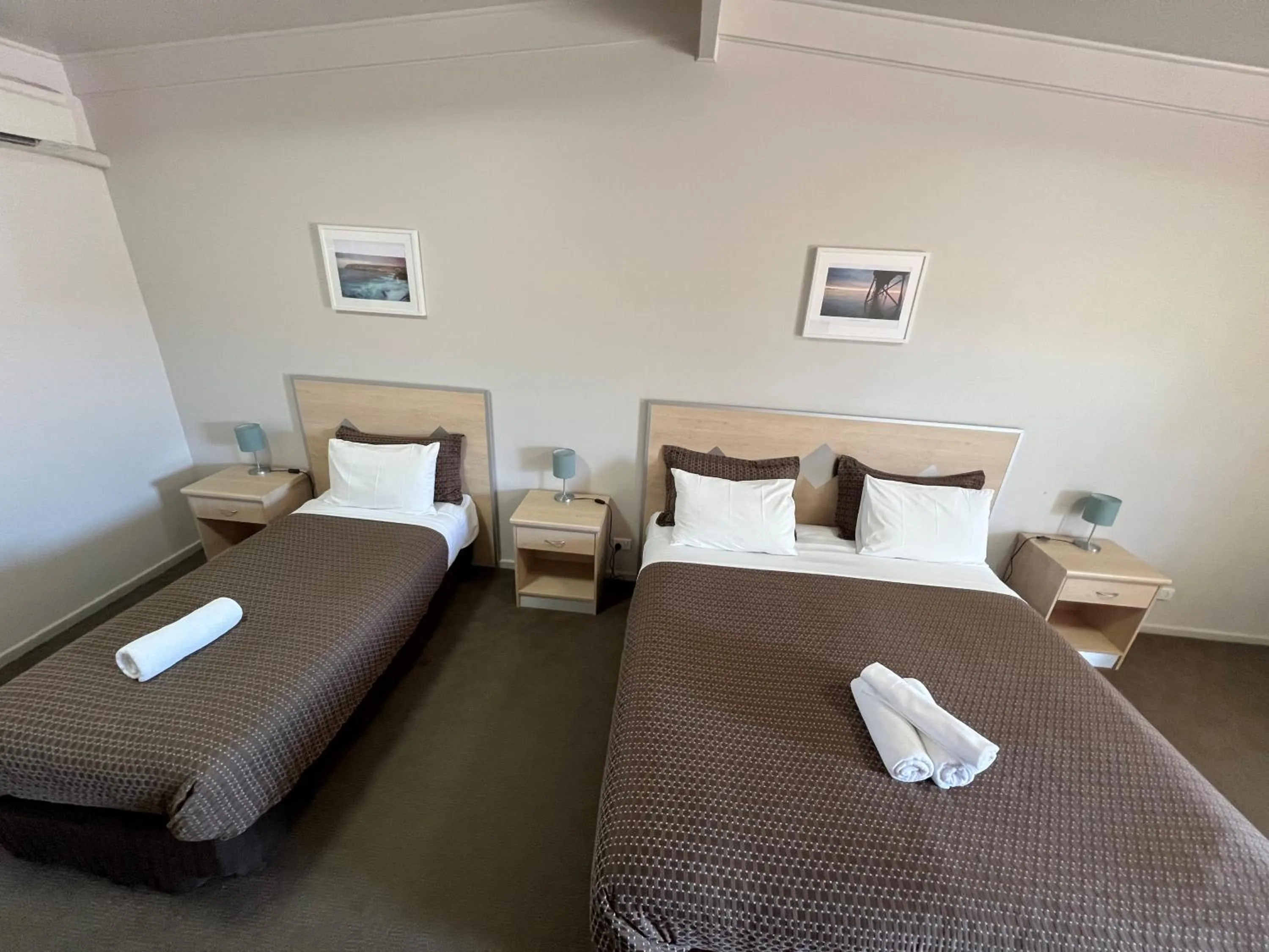 Bedroom, Bed in Highway One Motel