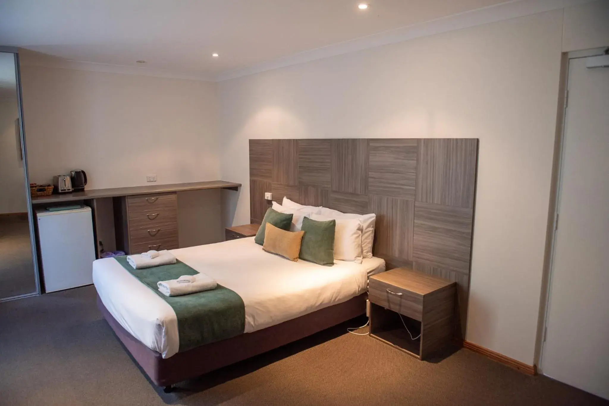 Deluxe Queen Room in Victoria Hotel Strathalbyn Deluxe Queen Room in Victoria Hotel Strathalbyn