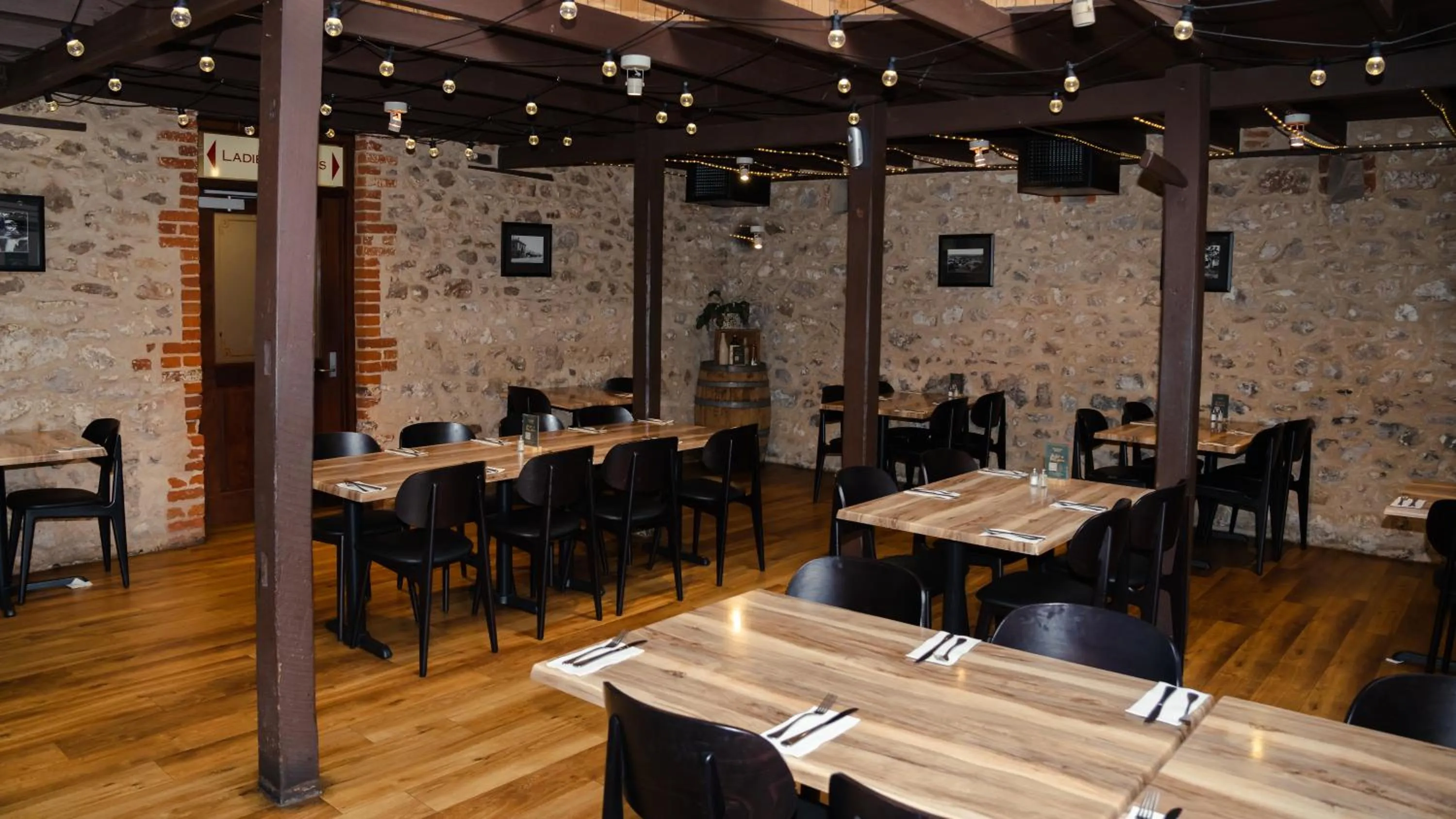 Restaurant/places to eat in Victoria Hotel Strathalbyn