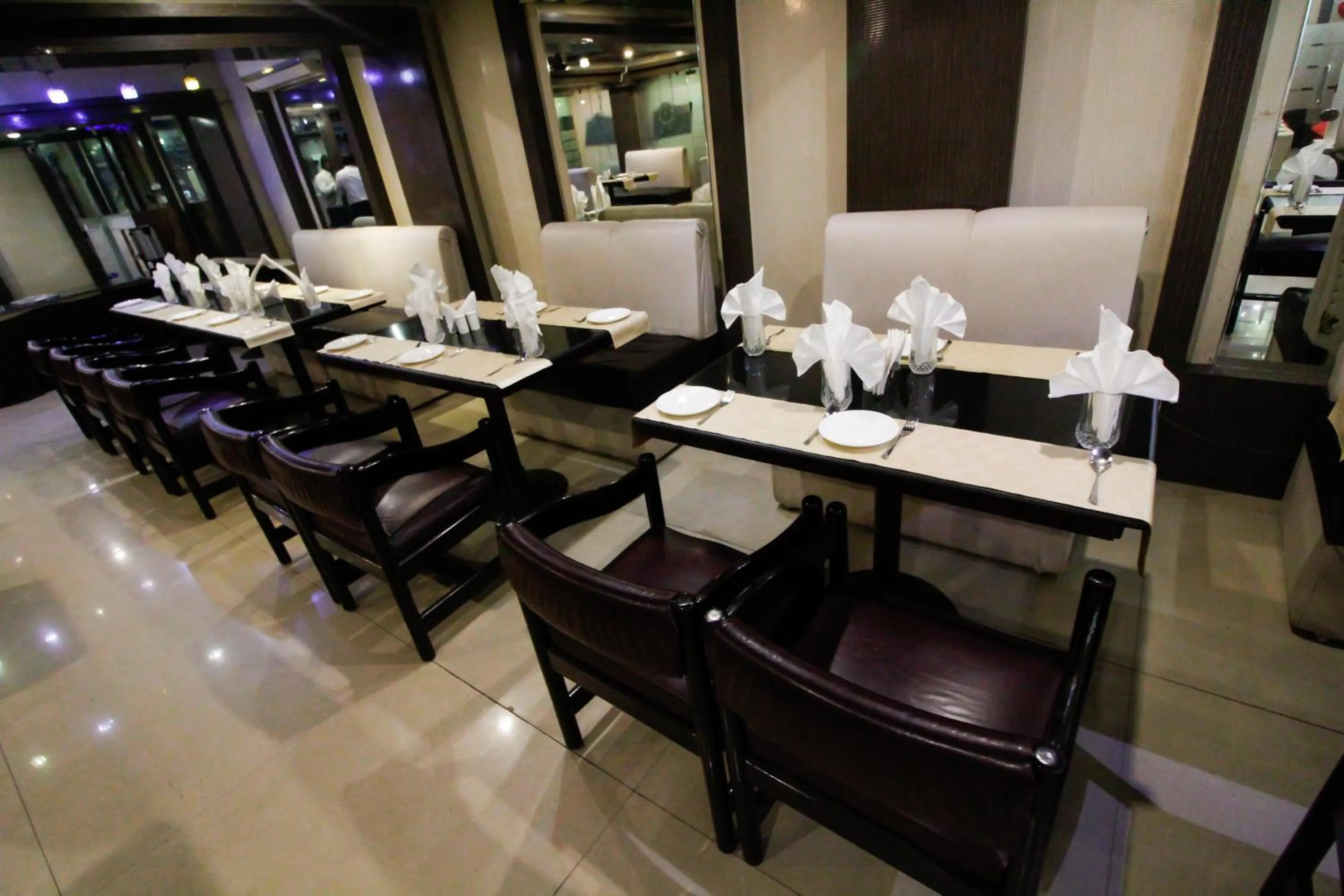 Restaurant/places to eat in Hotel Rishi Regency