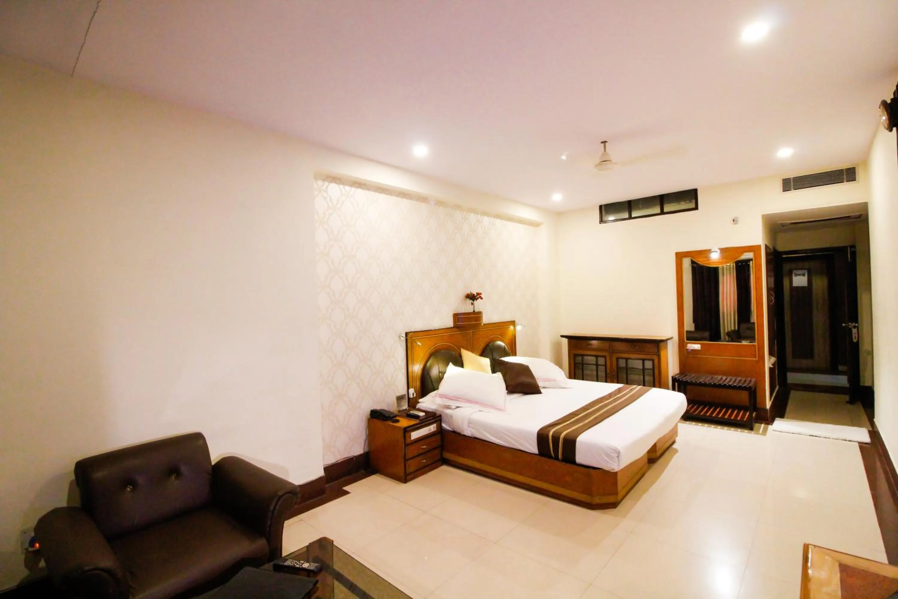 Living room, Bed in Hotel Rishi Regency