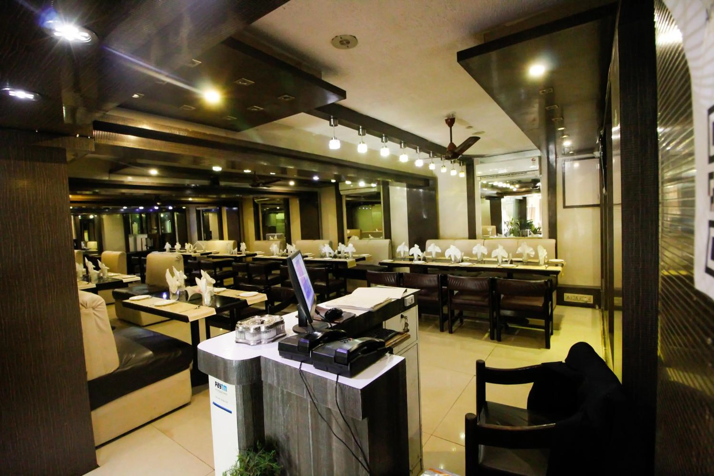 Restaurant/places to eat in Hotel Rishi Regency