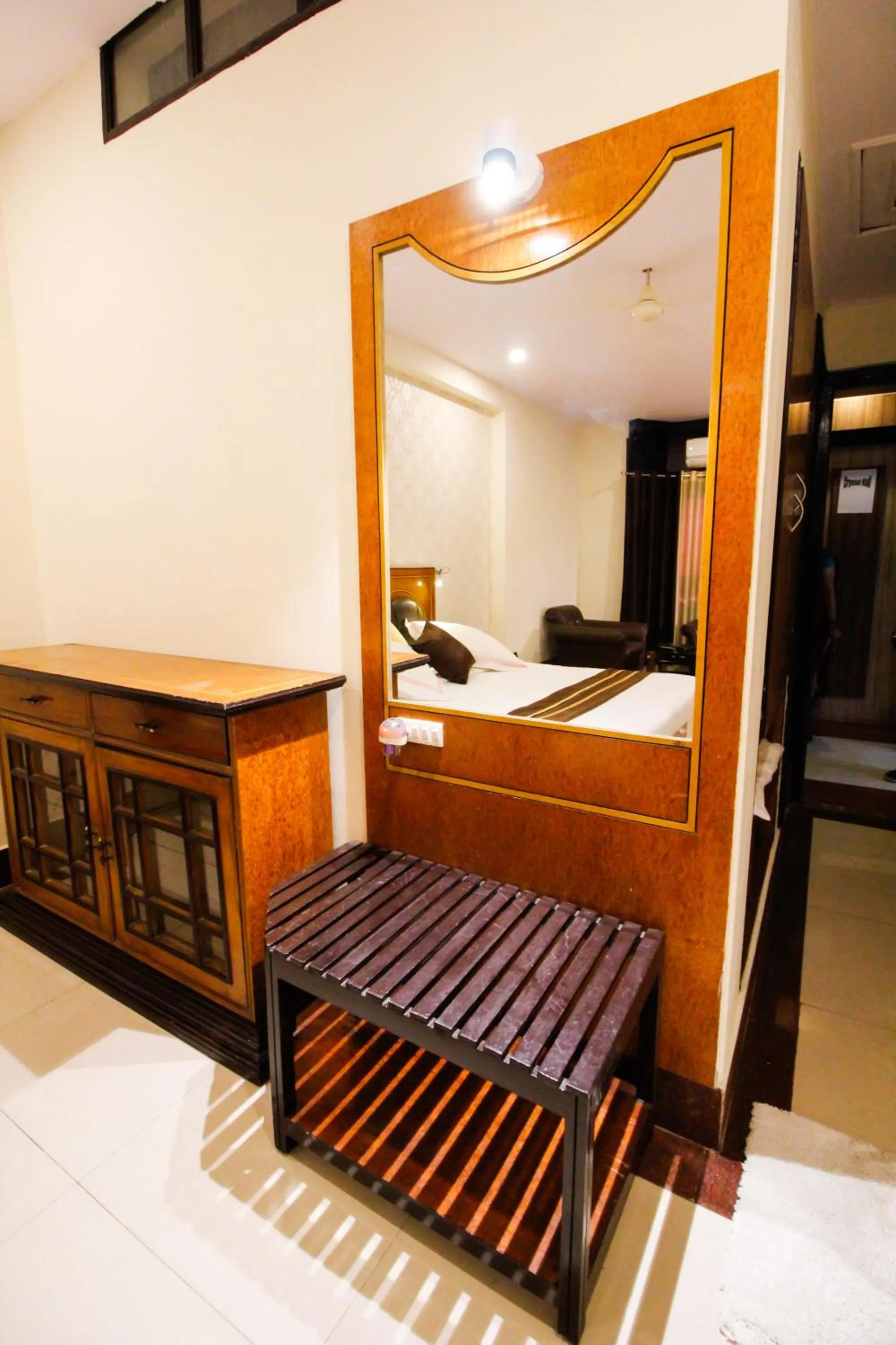 Restaurant/places to eat, Bed in Hotel Rishi Regency