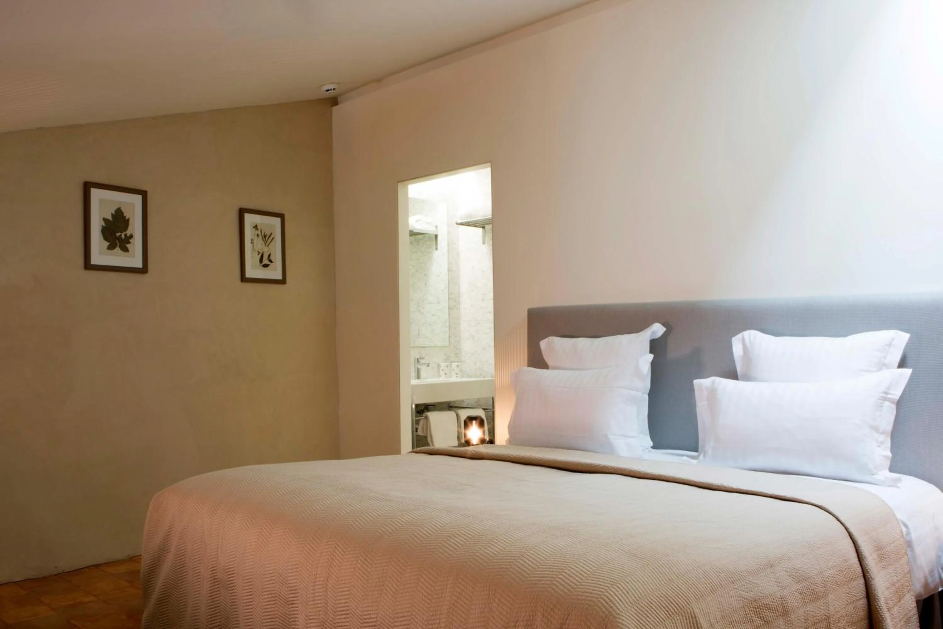 Bed in Hôtel de la Villeon