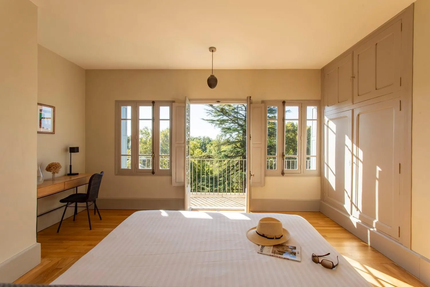 Bed in Hôtel de la Villeon