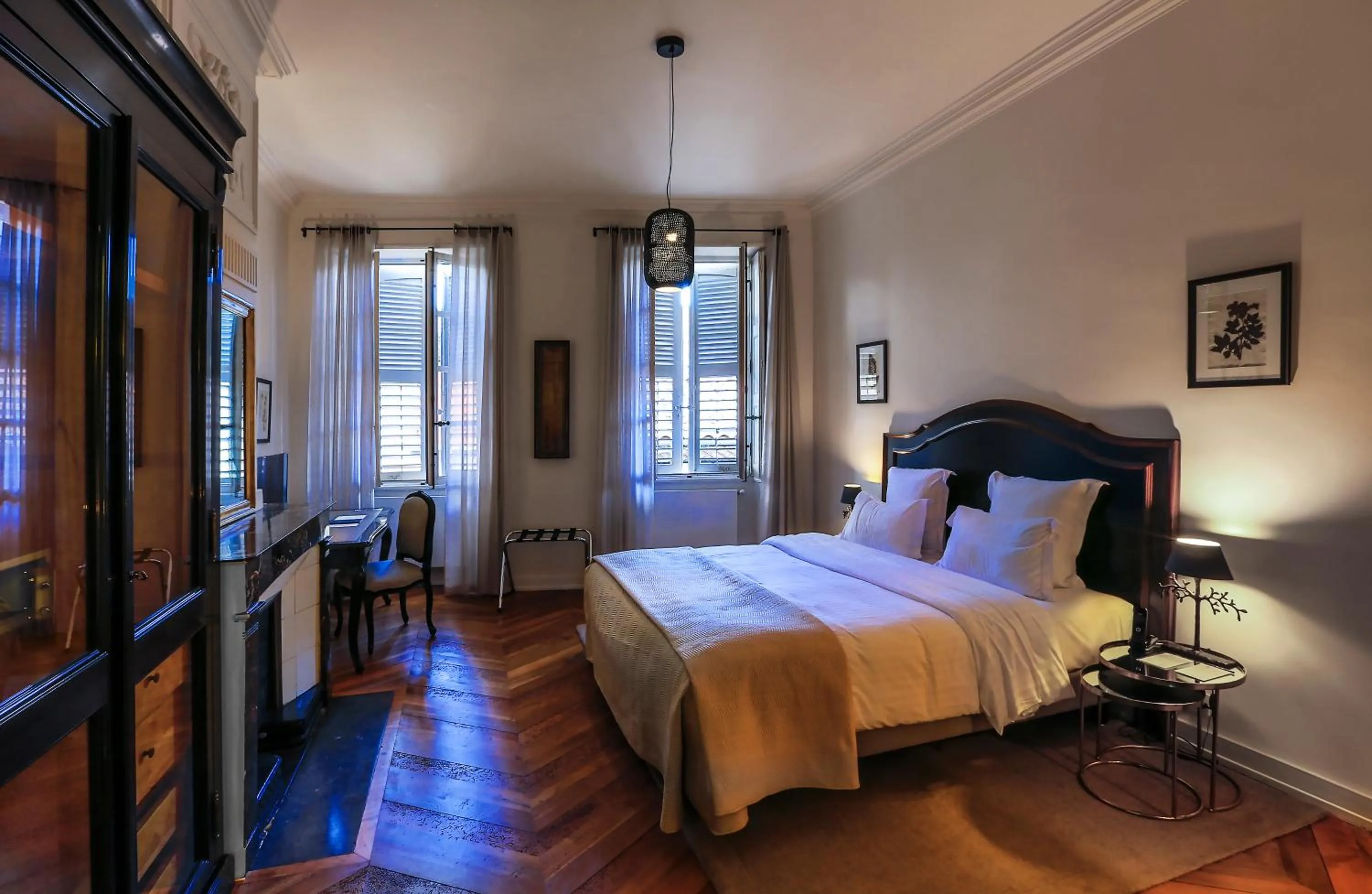 Photo of the whole room, Bed in Hôtel de la Villeon