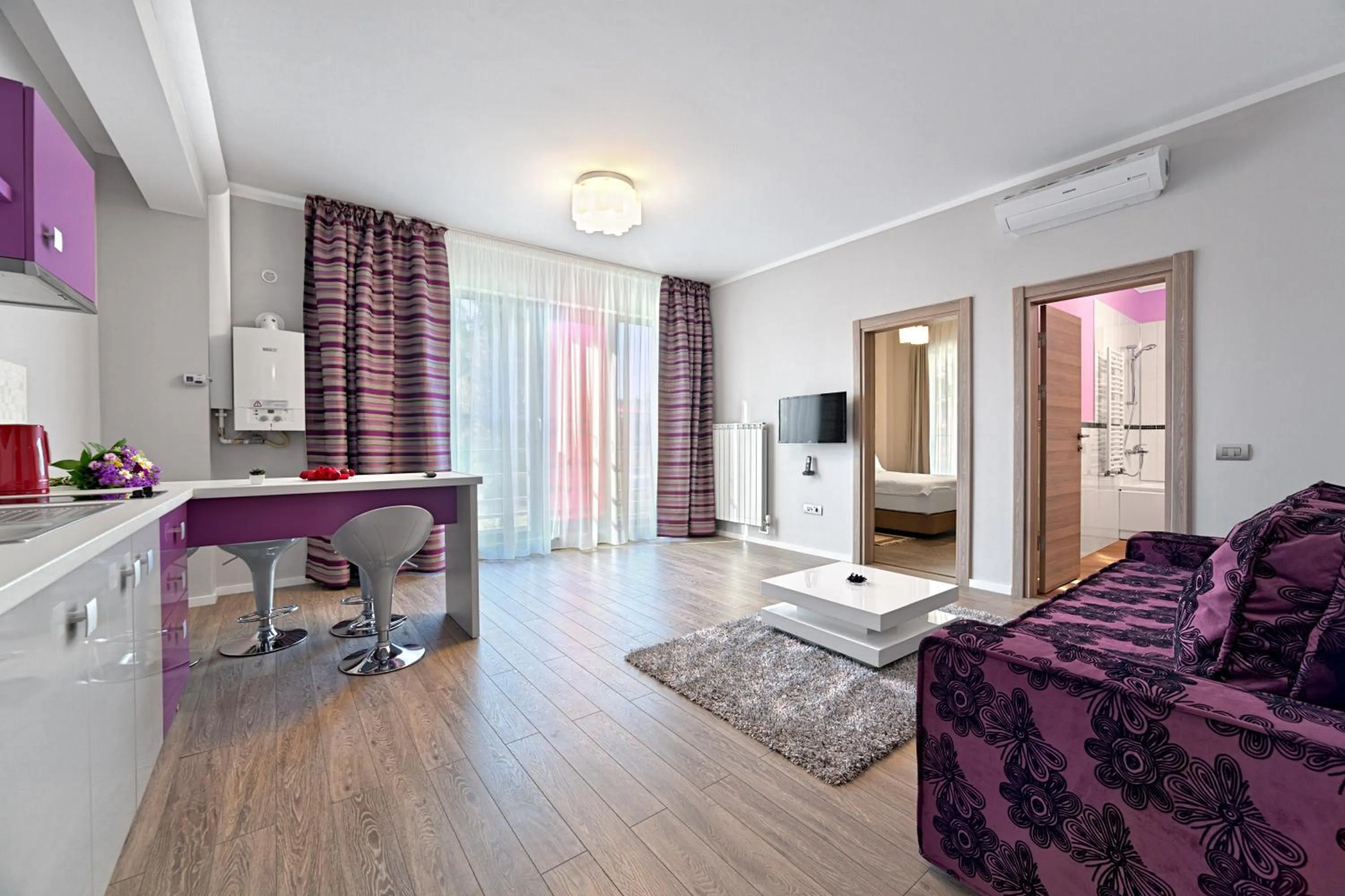 Kitchen or kitchenette, Bed in Tomis Garden Apartments Mamaia