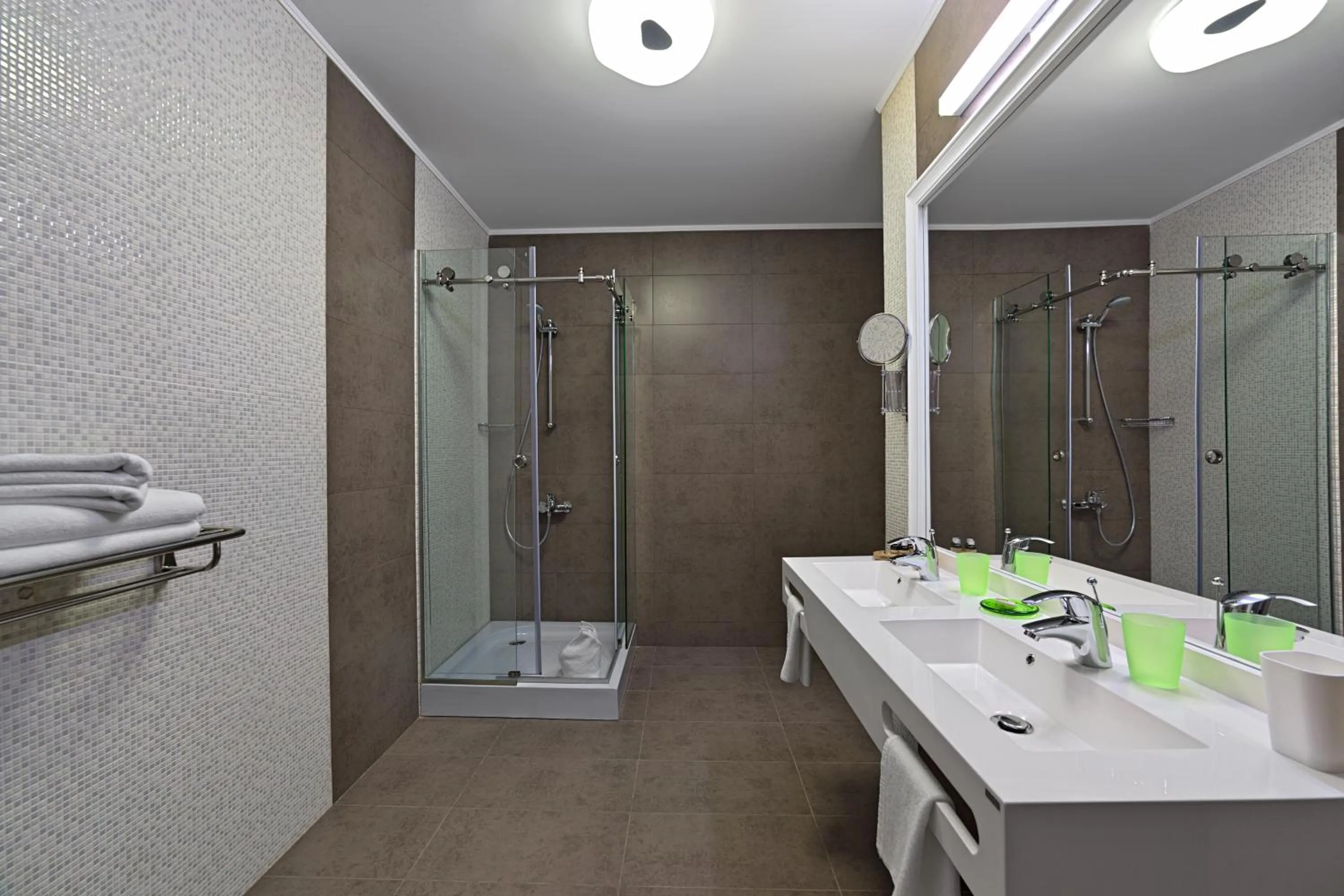 Bathroom in Tomis Garden Apartments Mamaia
