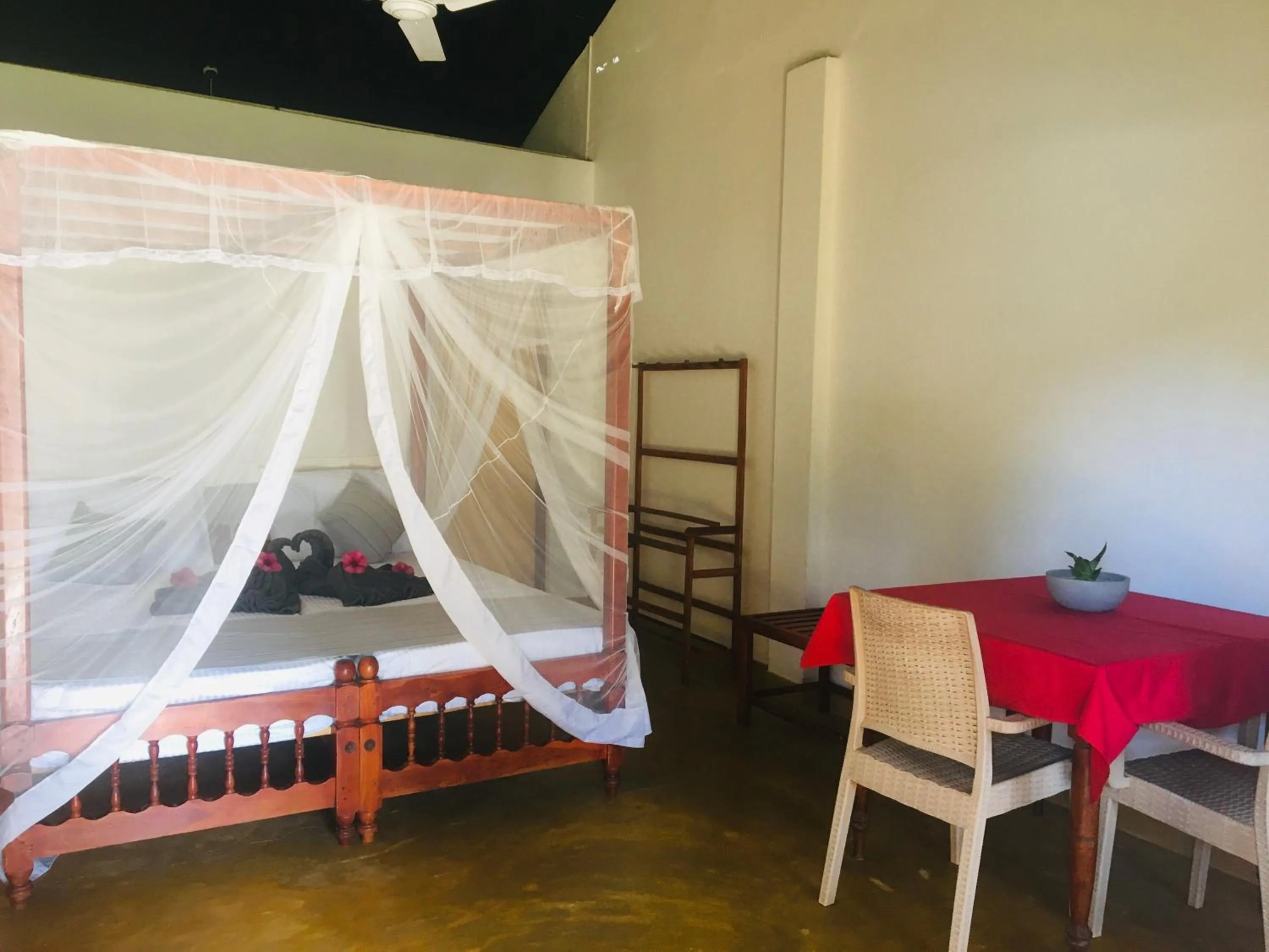 Bed in Dilena Beach Inn