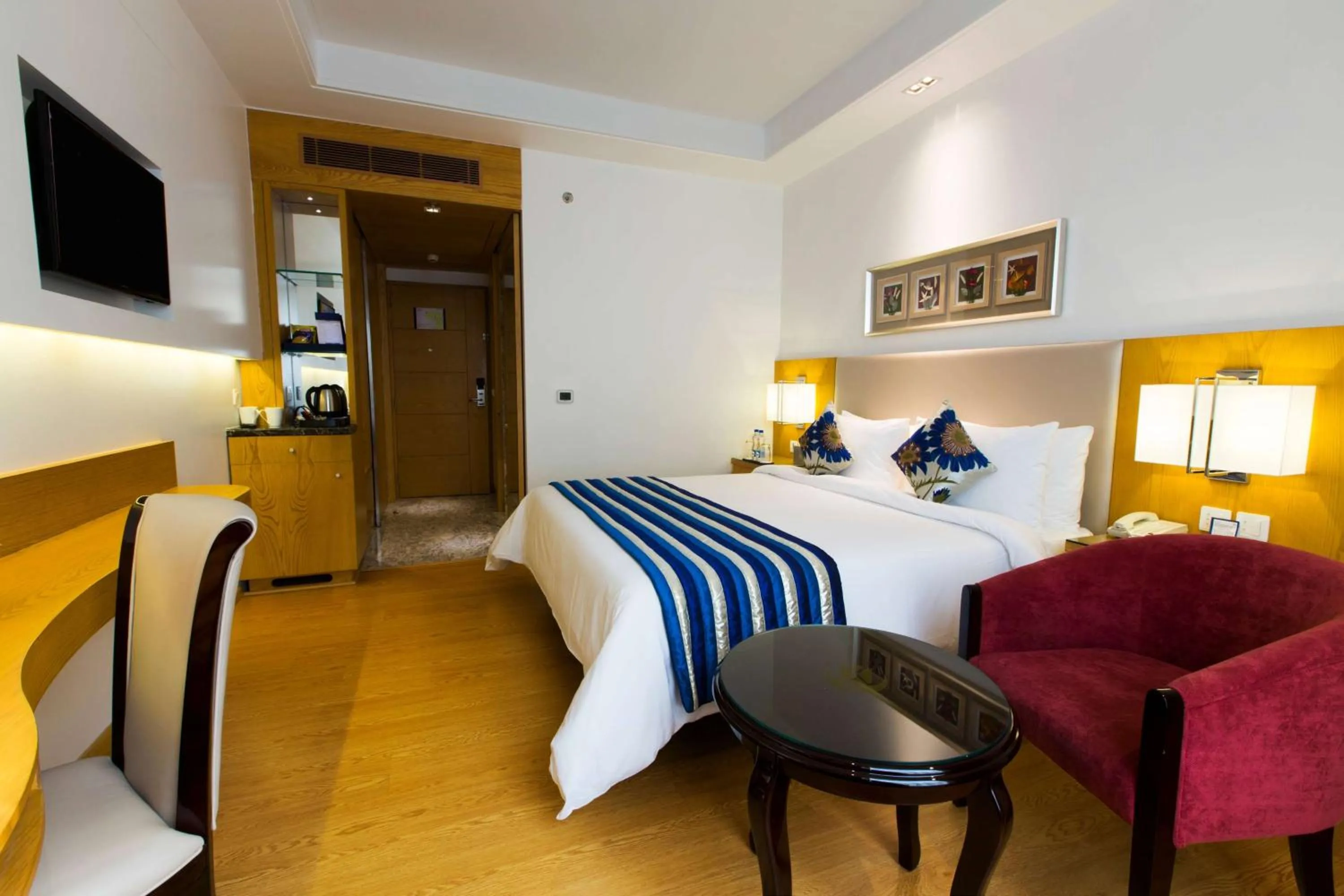 Photo of the whole room, Bed in Ramada by Wyndham Ghaziabad Vasundhara