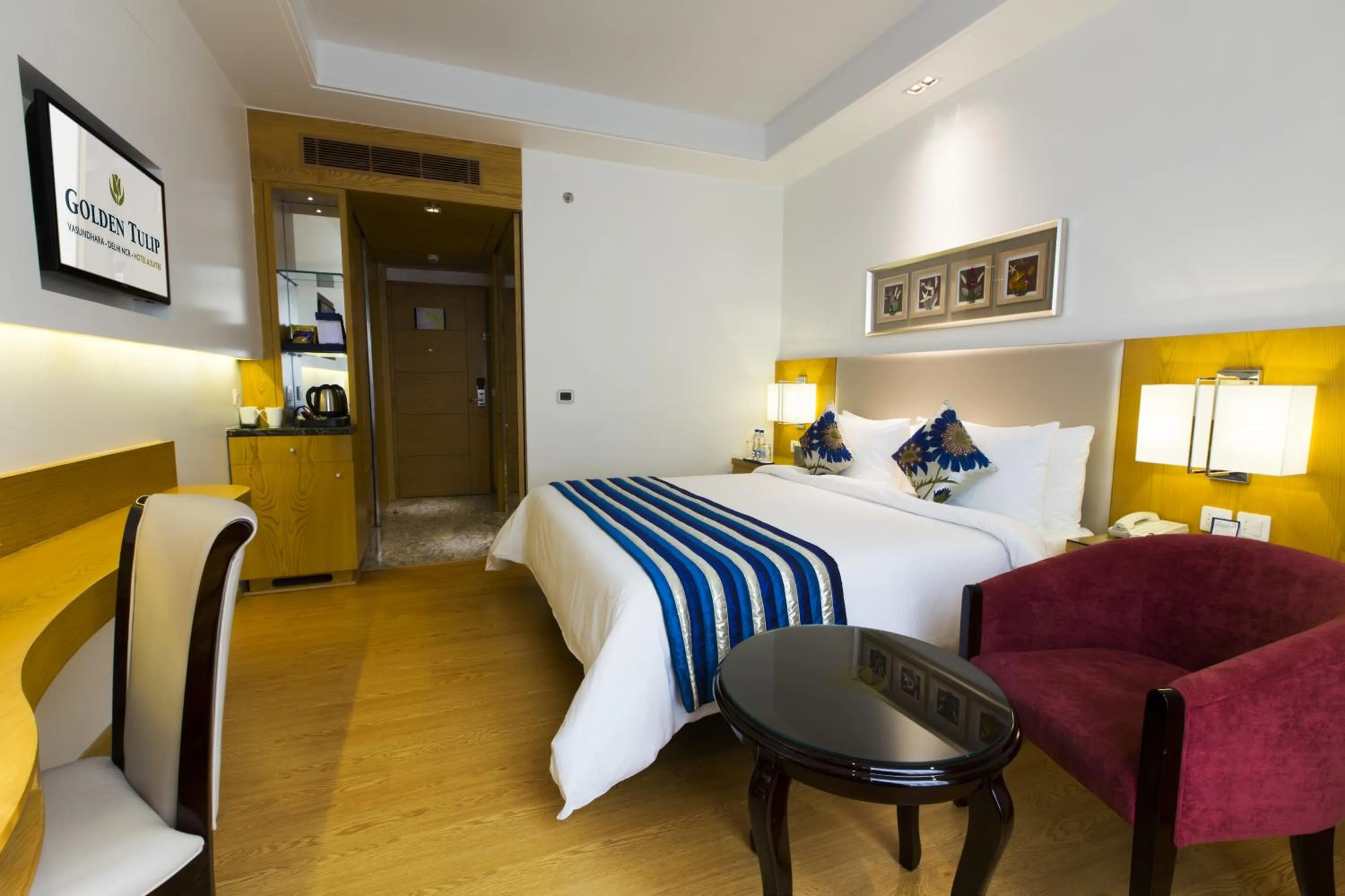 Photo of the whole room, Bed in Ramada by Wyndham Ghaziabad Vasundhara