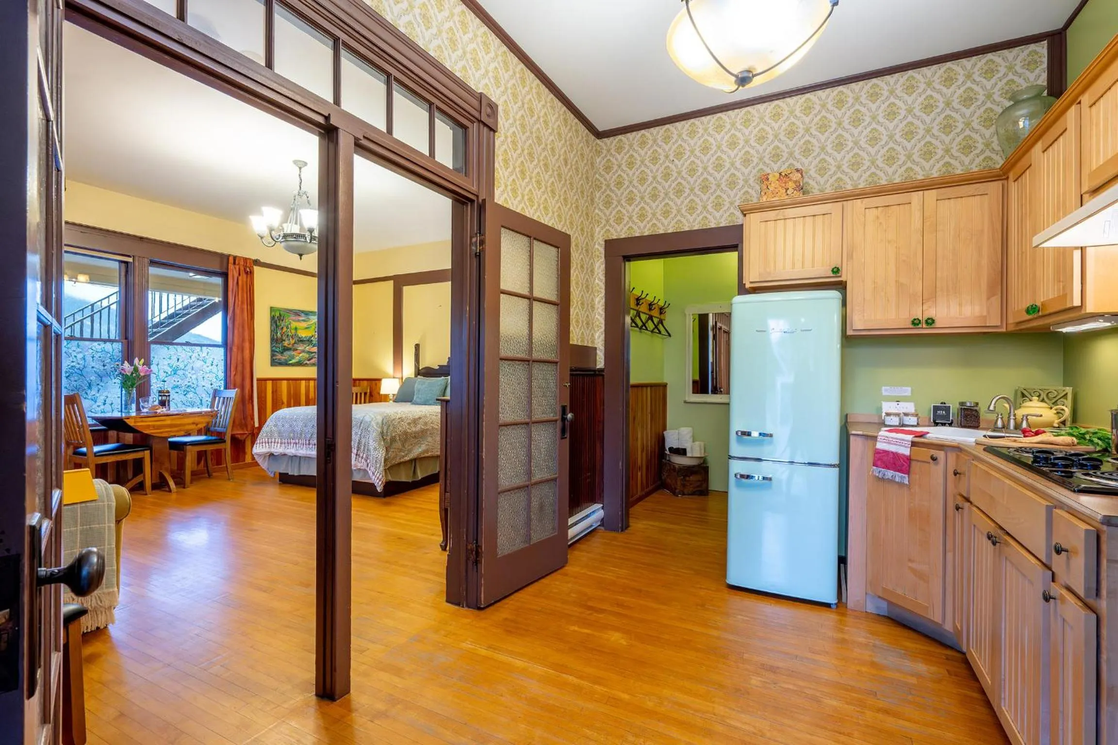 kitchen, Bed in Victoria Falls House Inn