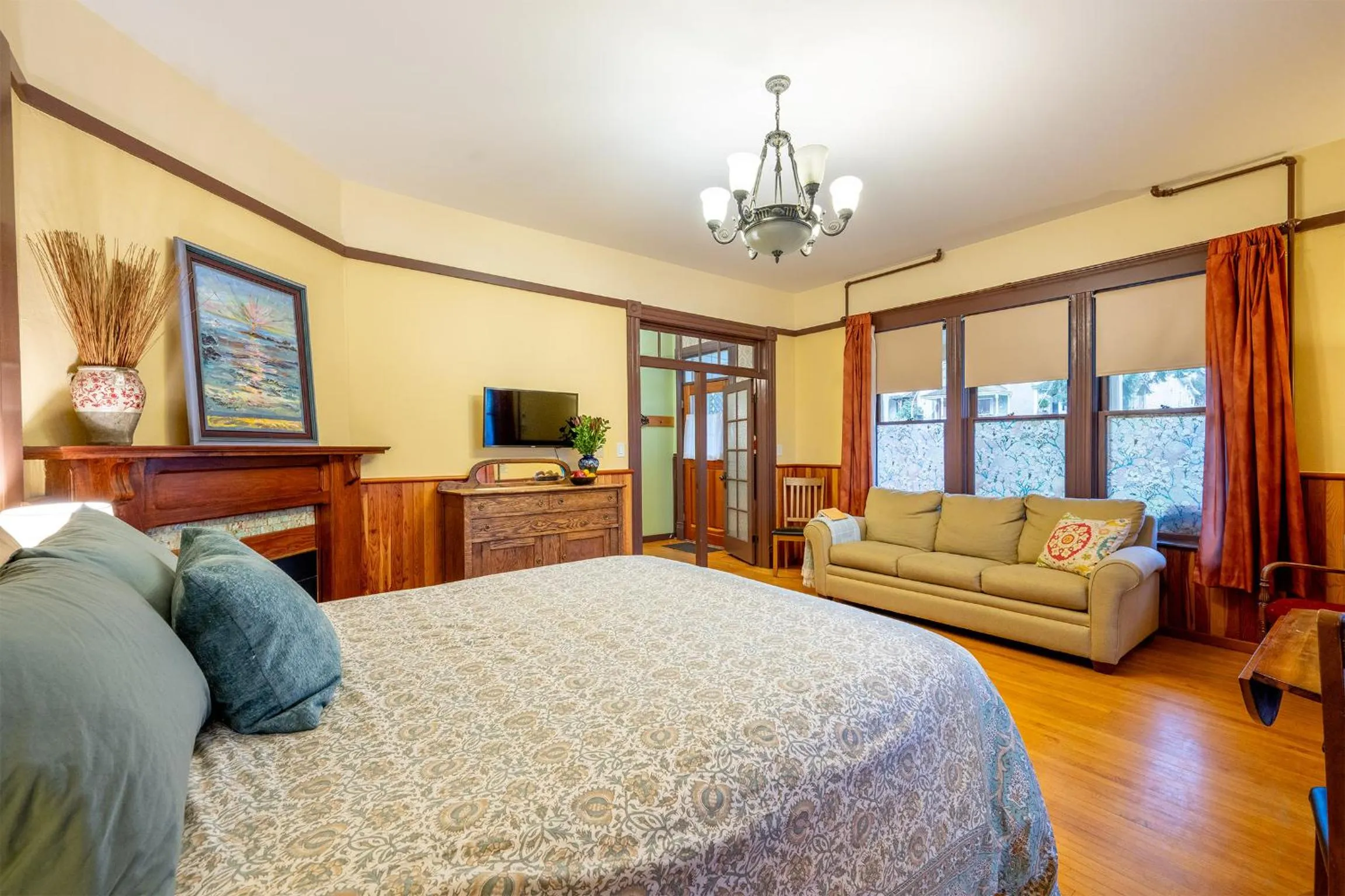 Bedroom, Bed in Victoria Falls House Inn