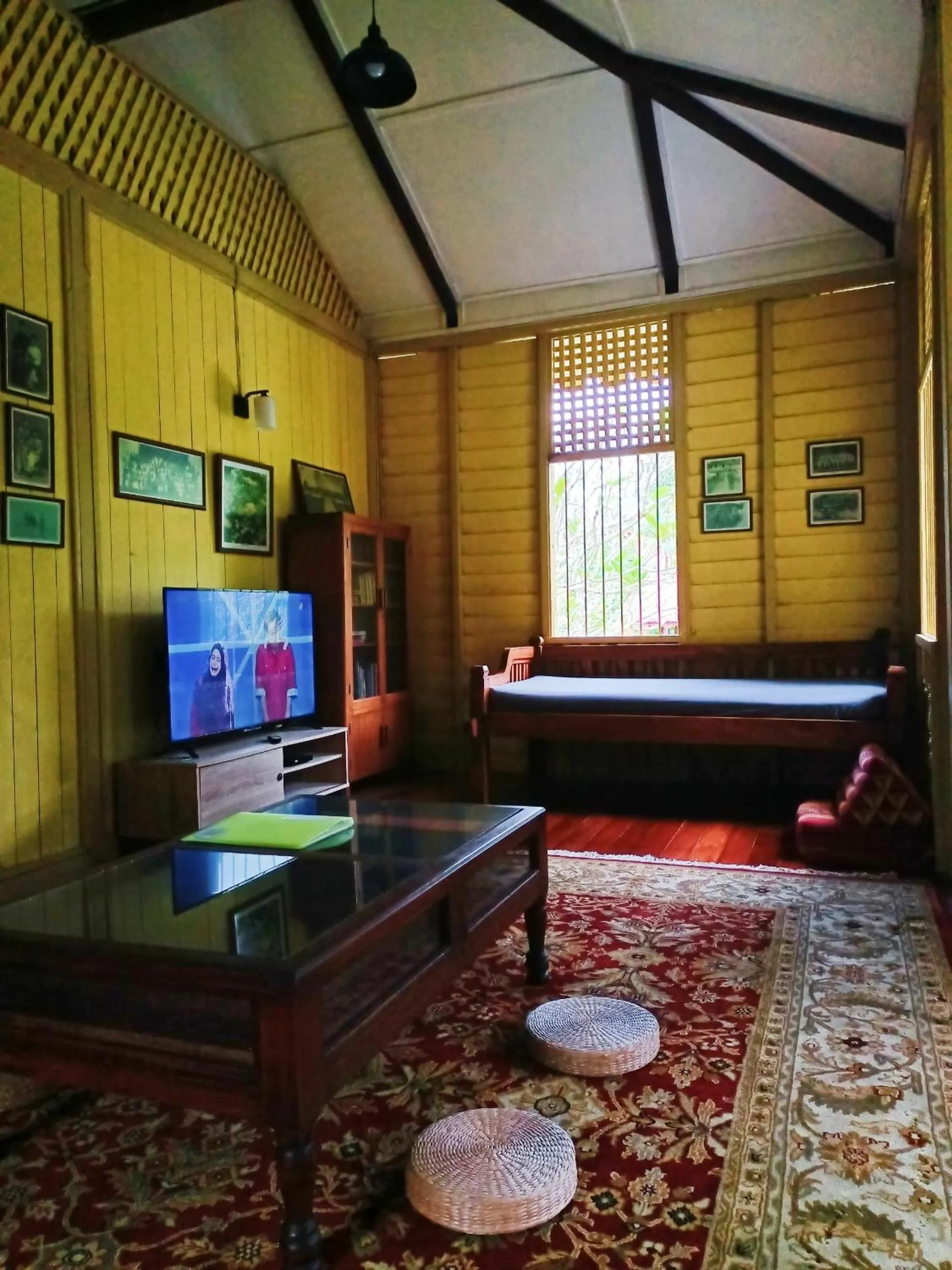 Communal lounge/ TV room in Bagas Zakariah Orchard Lodge