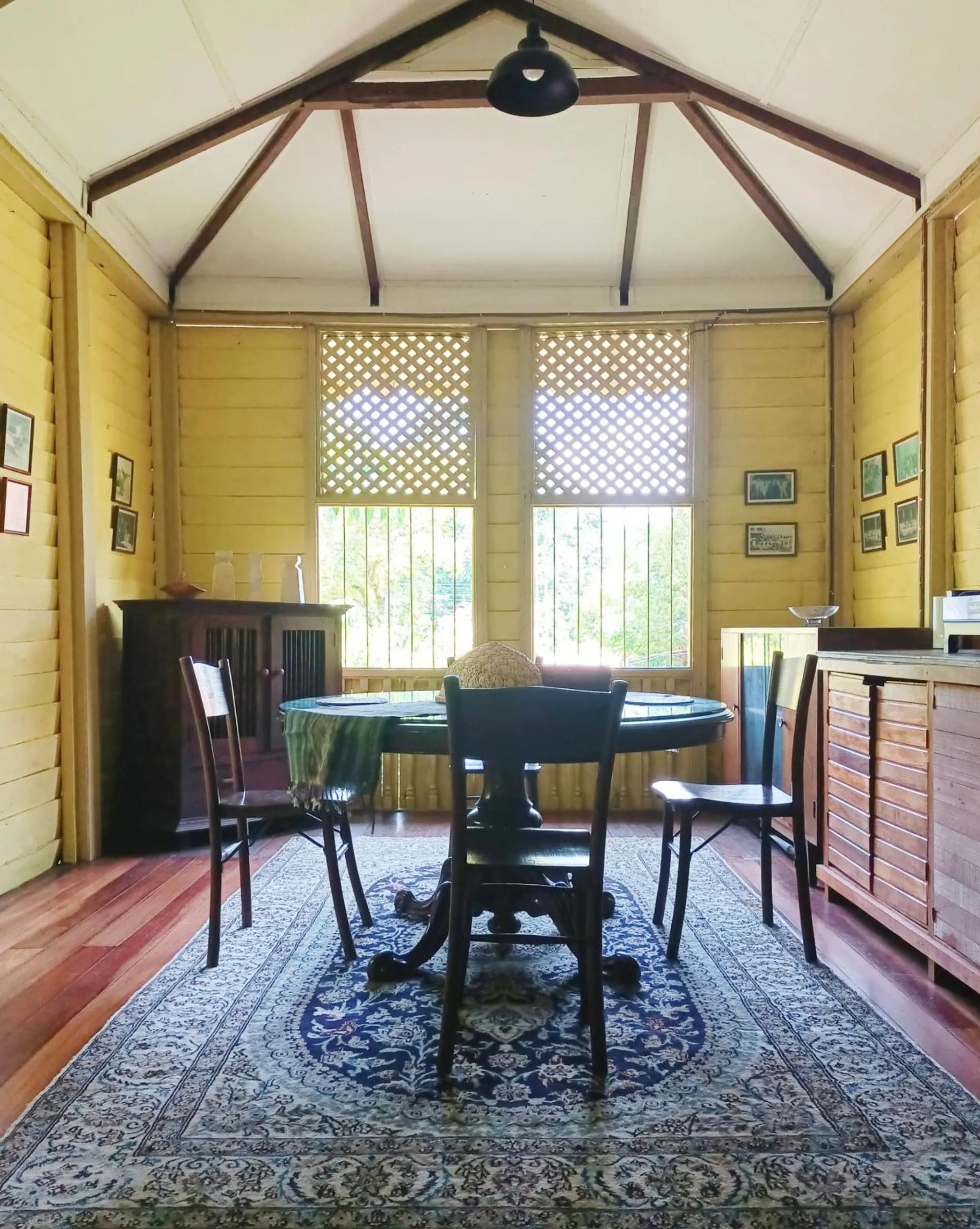 Dining area in Bagas Zakariah Orchard Lodge