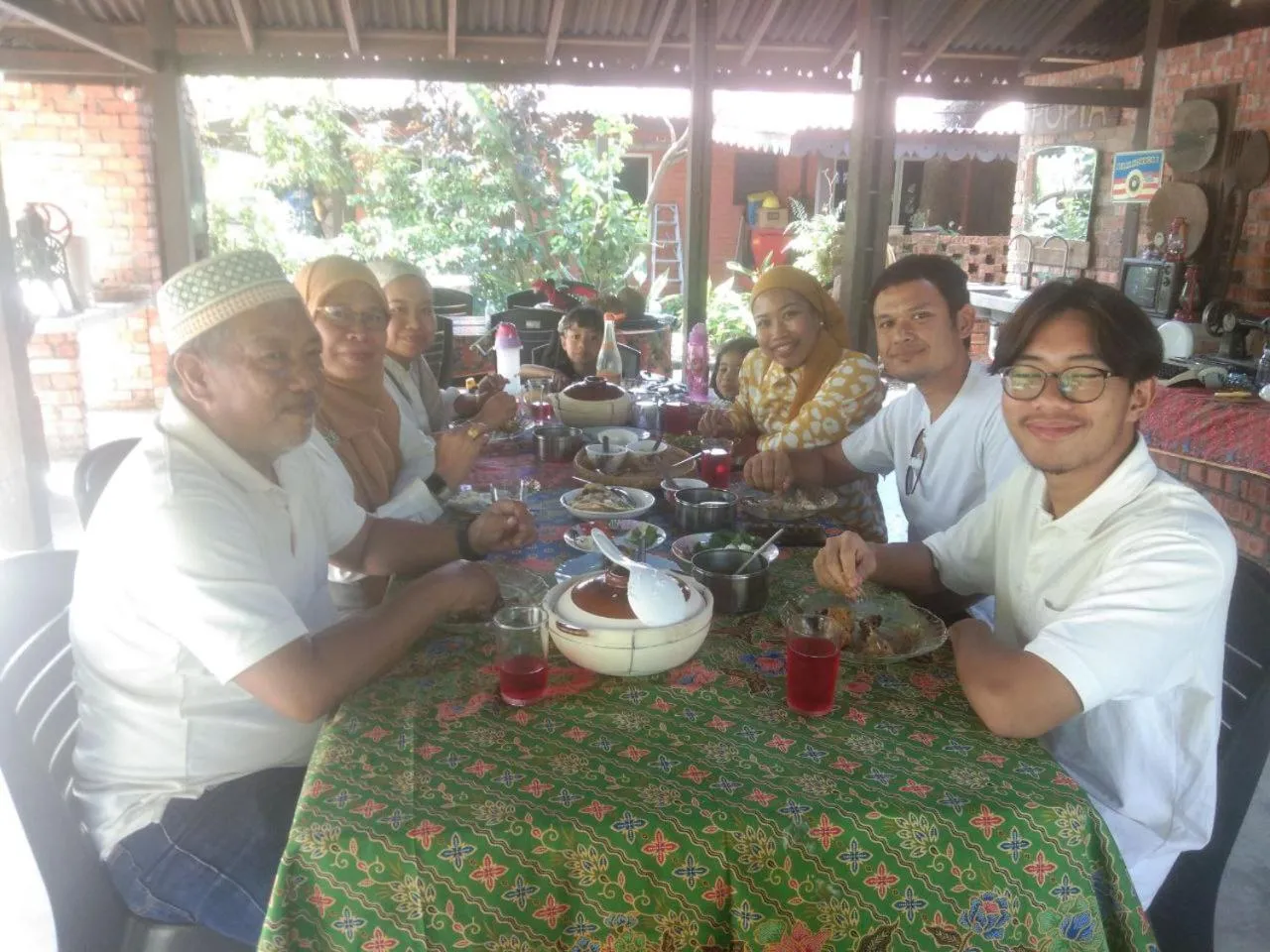Restaurant/places to eat in Bagas Zakariah Orchard Lodge