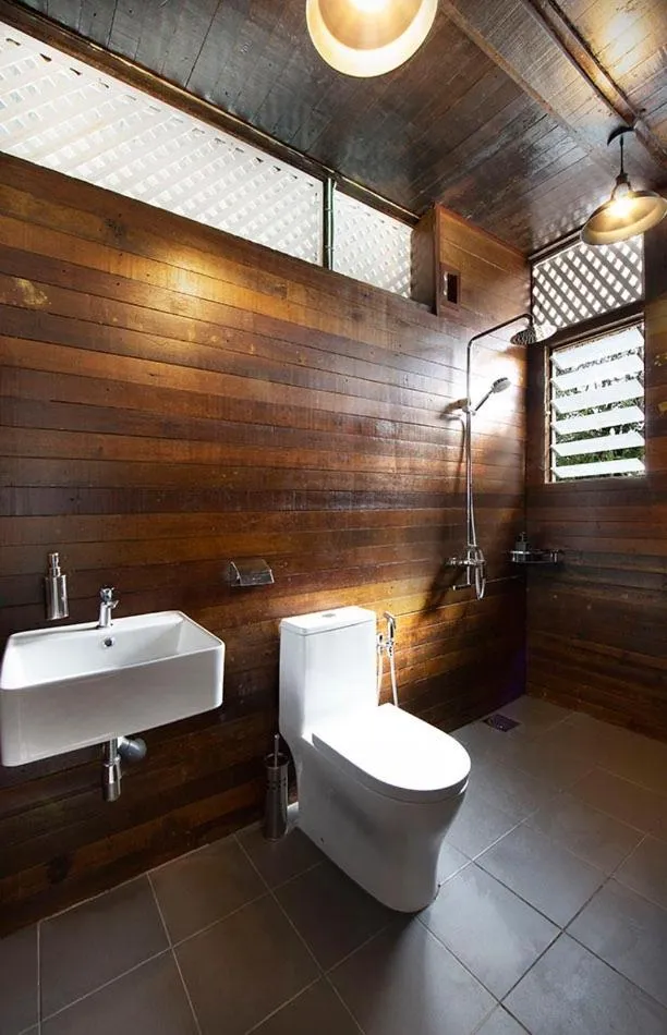 Shower in Bagas Zakariah Orchard Lodge