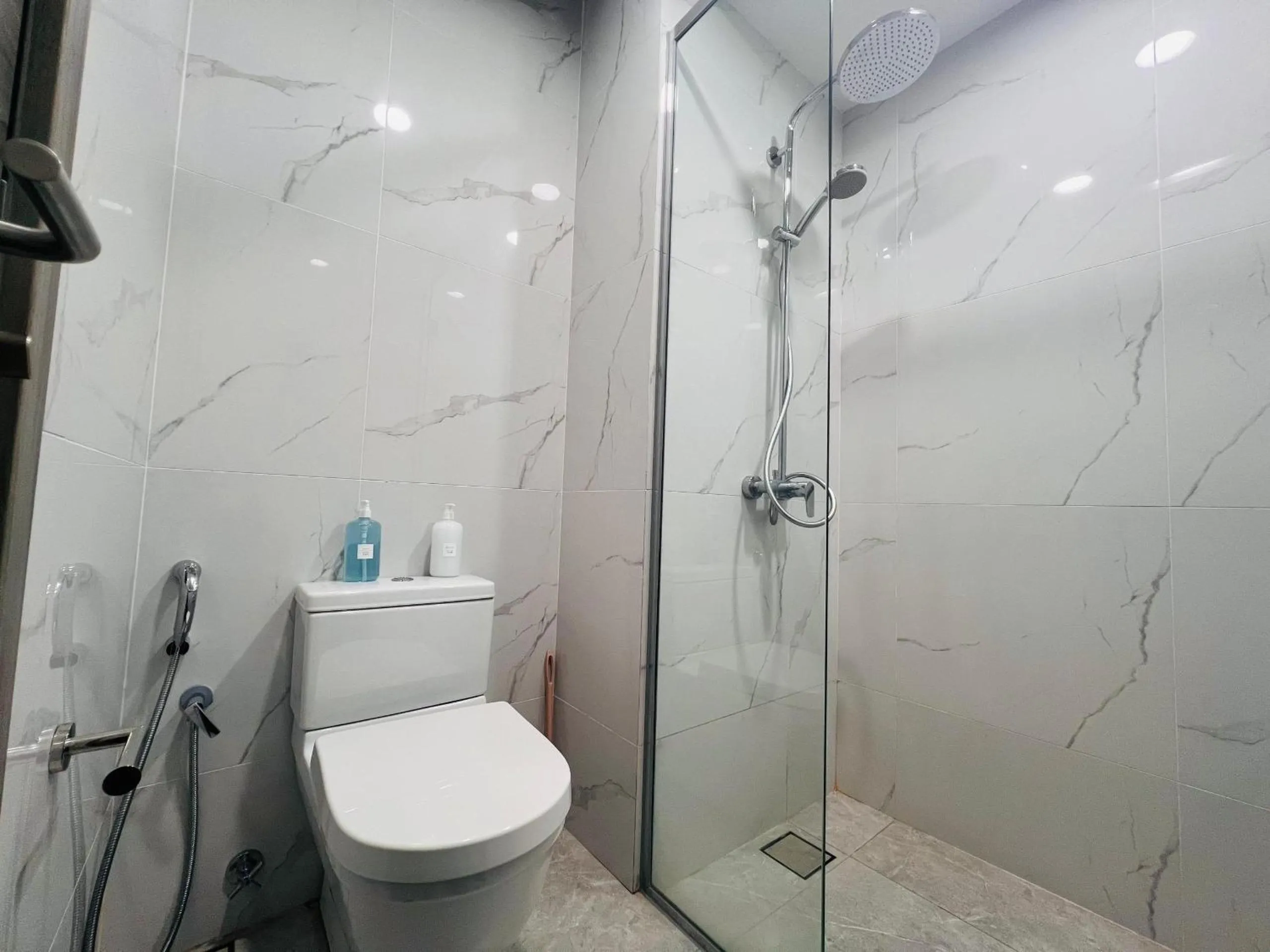Shower in Agile Bukit Bintang by DeUrban