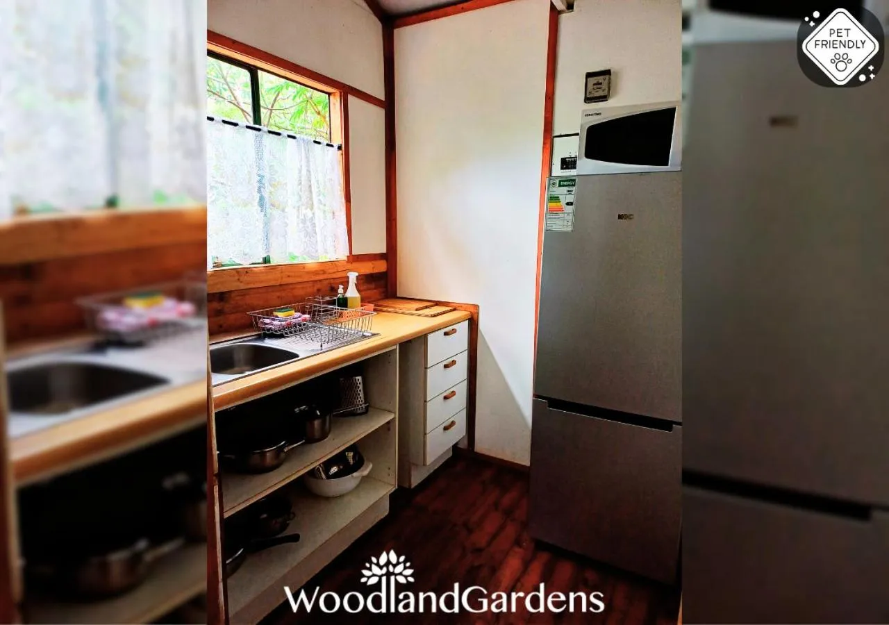 Kitchen or kitchenette in Woodland Gardens Self catering Pet Friendly Lodge