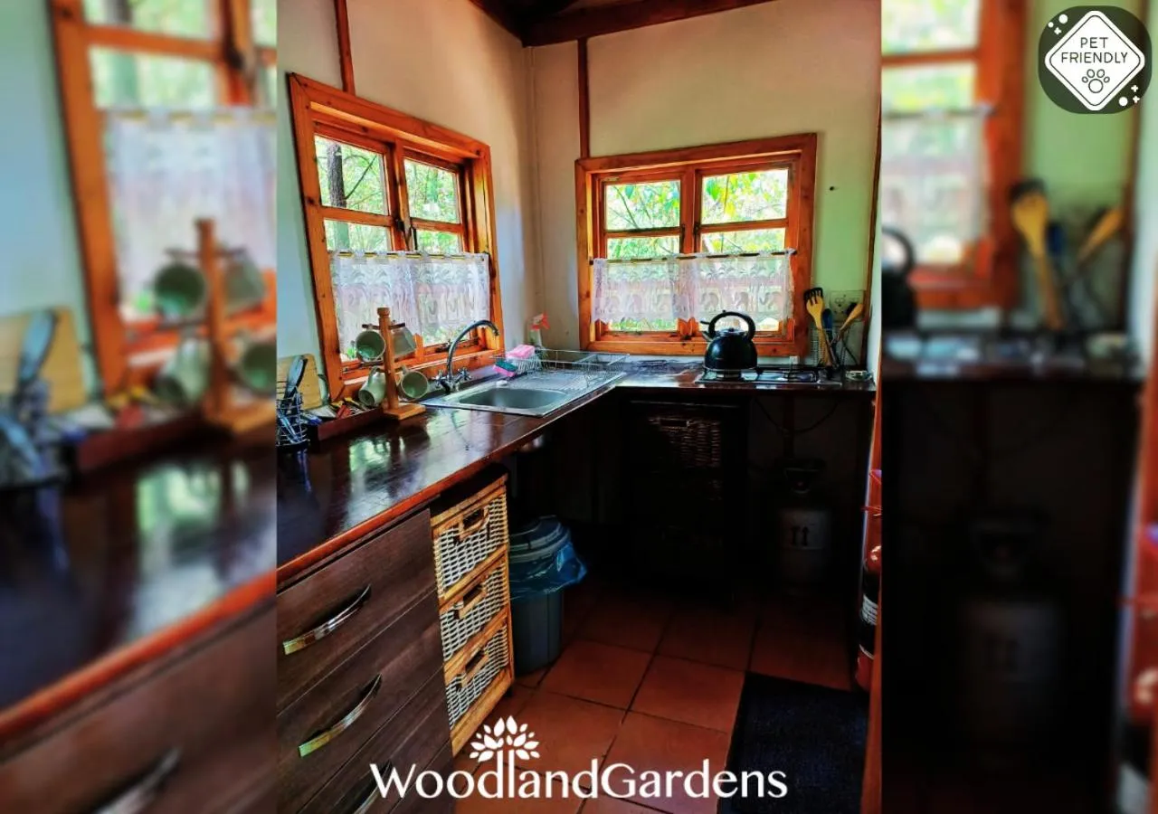 Kitchen or kitchenette in Woodland Gardens Self catering Pet Friendly Lodge