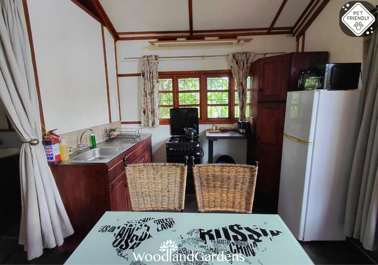 Kitchen or kitchenette in Woodland Gardens Self catering Pet Friendly Lodge