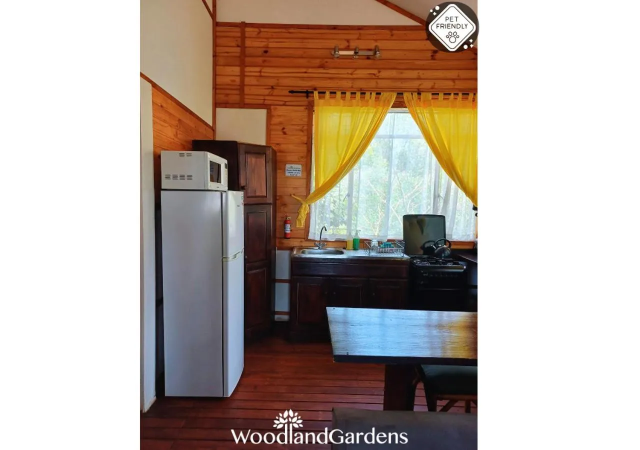 Kitchen or kitchenette in Woodland Gardens Self catering Pet Friendly Lodge