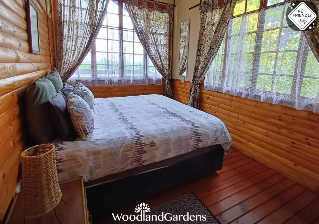 Bedroom, Bed in Woodland Gardens Self catering Pet Friendly Lodge