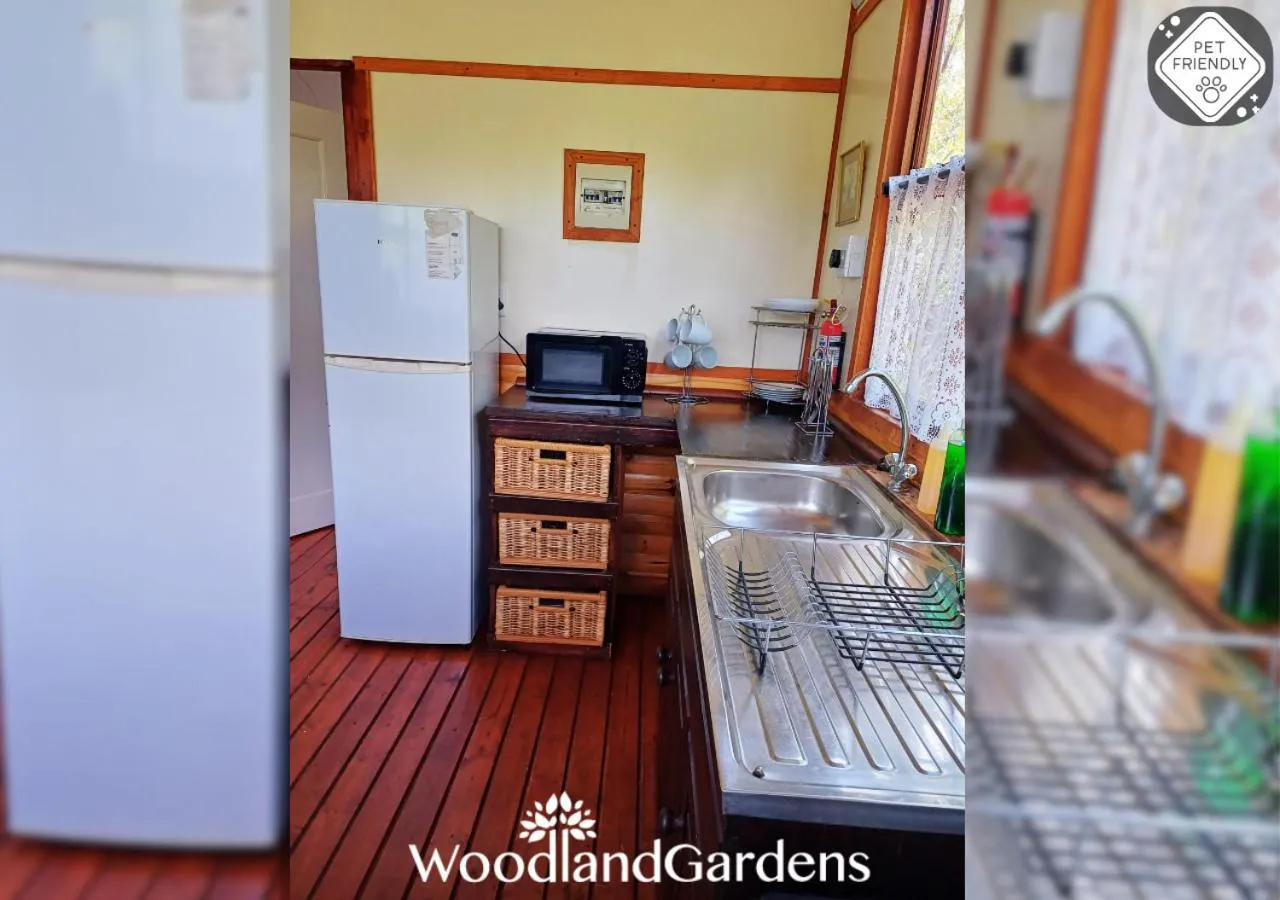 Kitchen or kitchenette in Woodland Gardens Self catering Pet Friendly Lodge