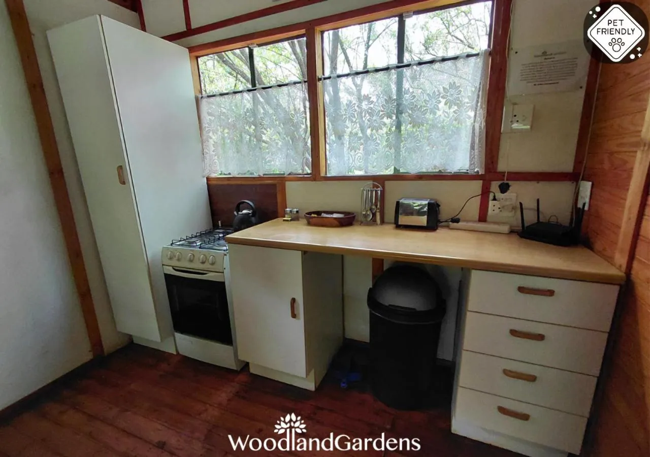 Kitchen or kitchenette in Woodland Gardens Self catering Pet Friendly Lodge