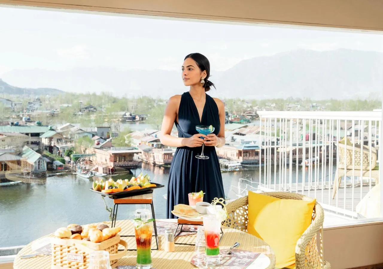 Restaurant/places to eat in Bloom Boutique l Dal Lake