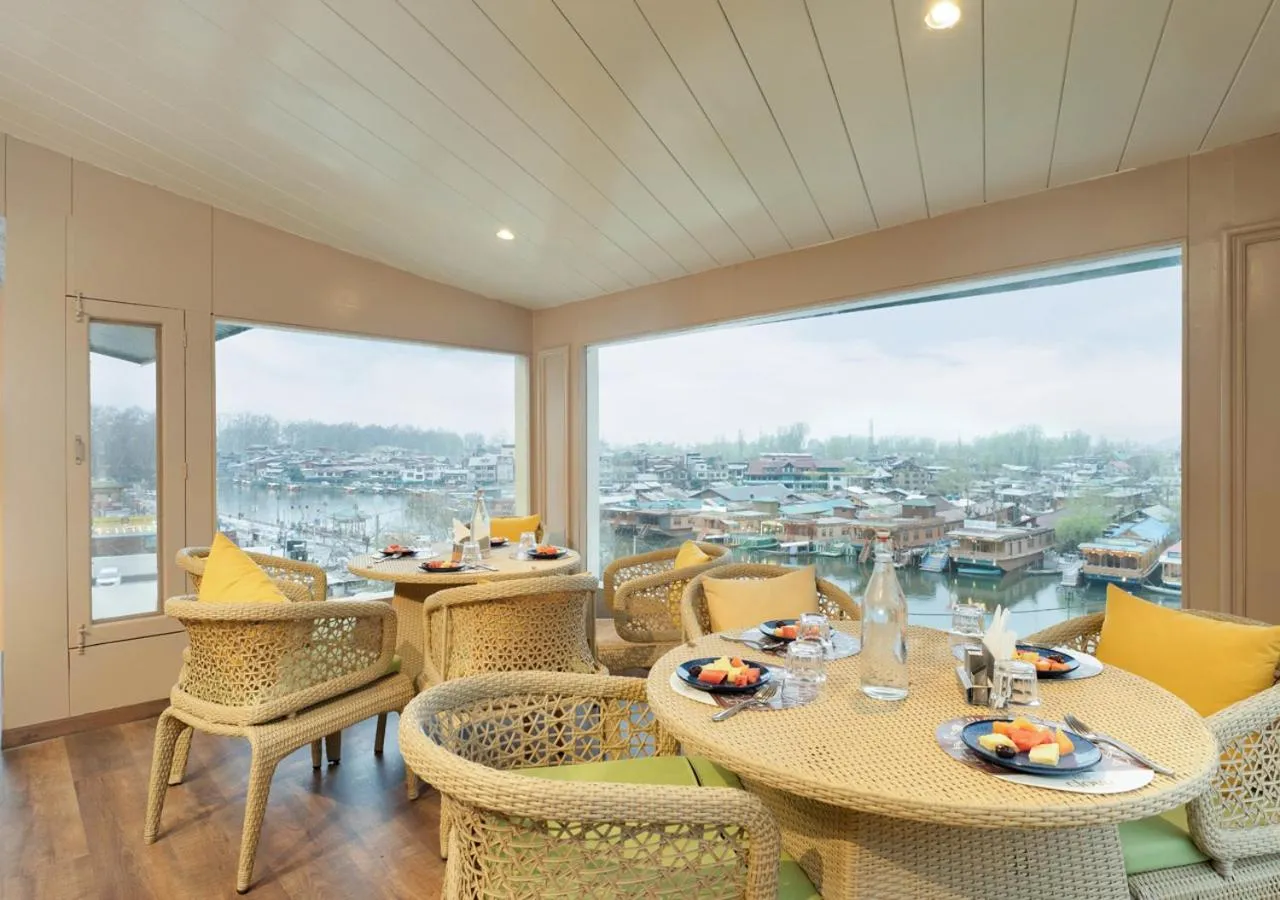 Restaurant/places to eat in Bloom Boutique l Dal Lake