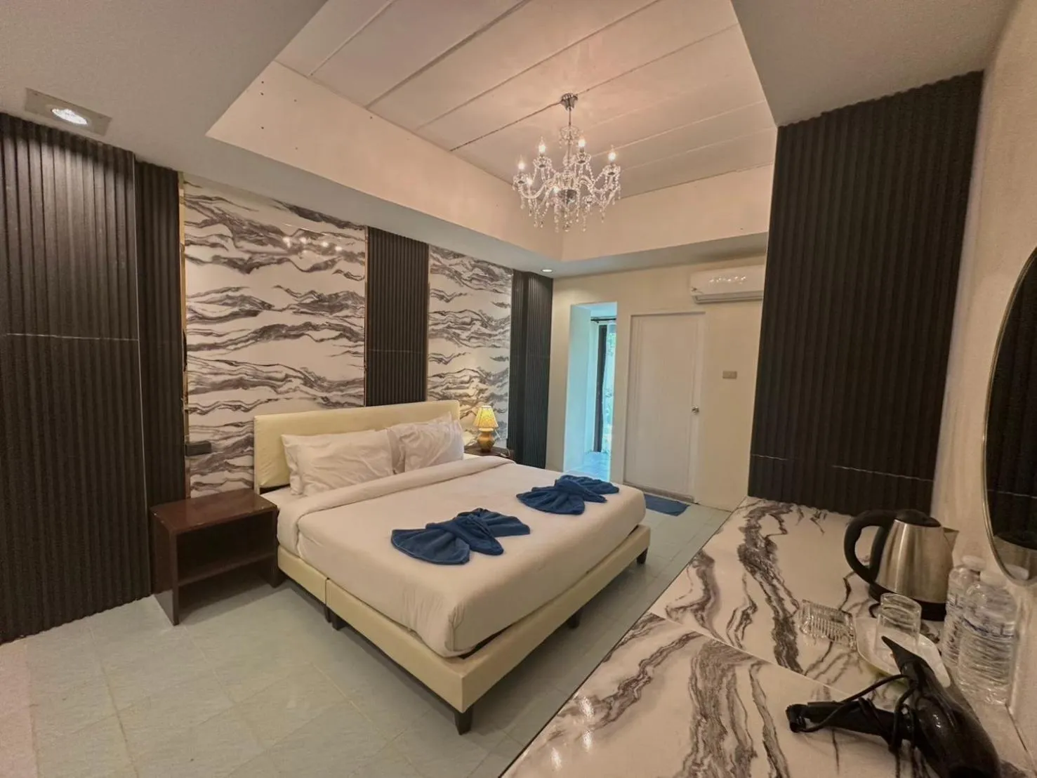 Bed in Kohchang Cabana Big Hotel with swiming pool & Beach