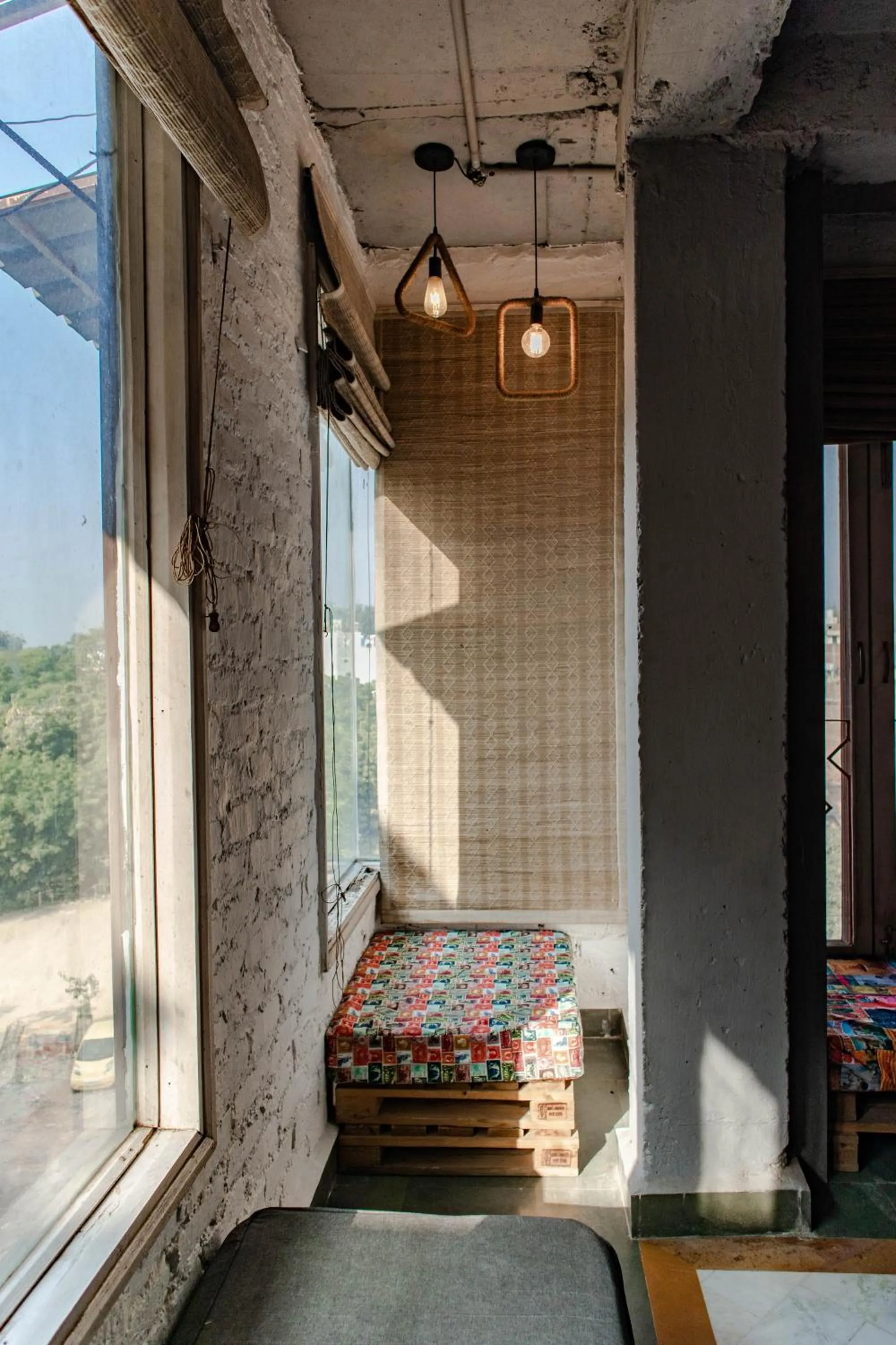 Communal lounge/ TV room in JHouse near Bhikaji