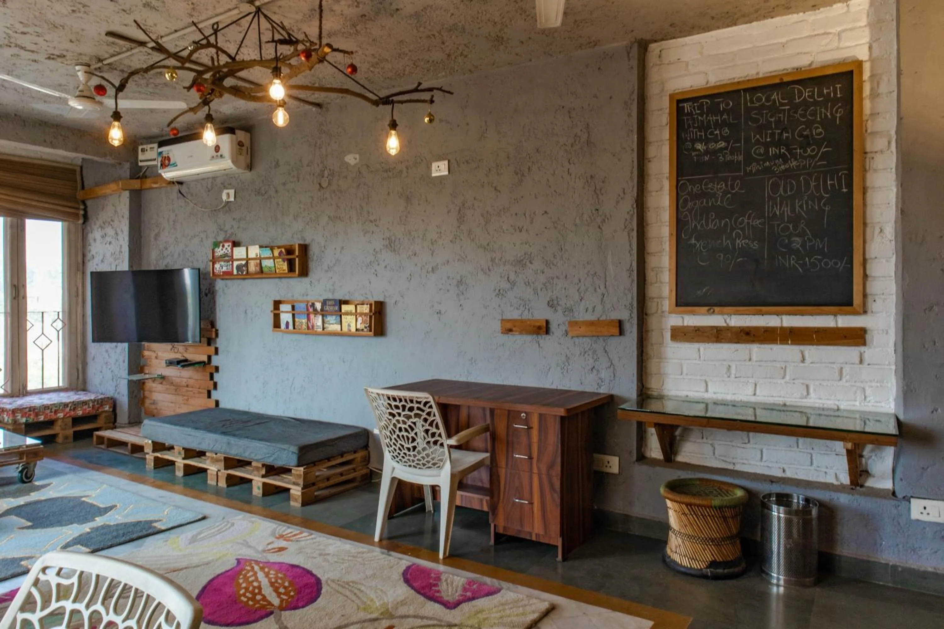 Communal lounge/ TV room in JHouse near Bhikaji