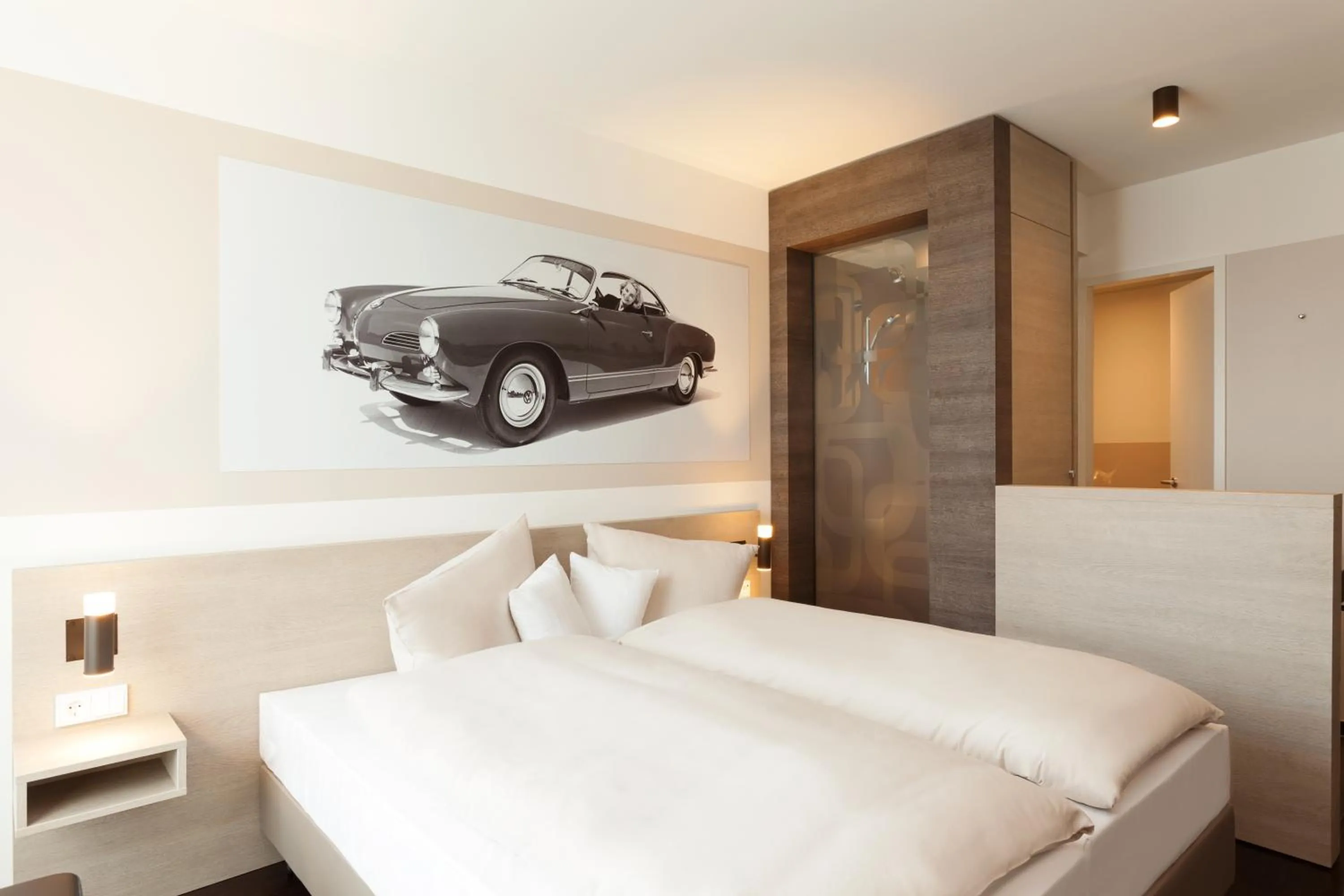 Shower, Bed in Vienna House Easy by Wyndham Osnabrück City & Apartments