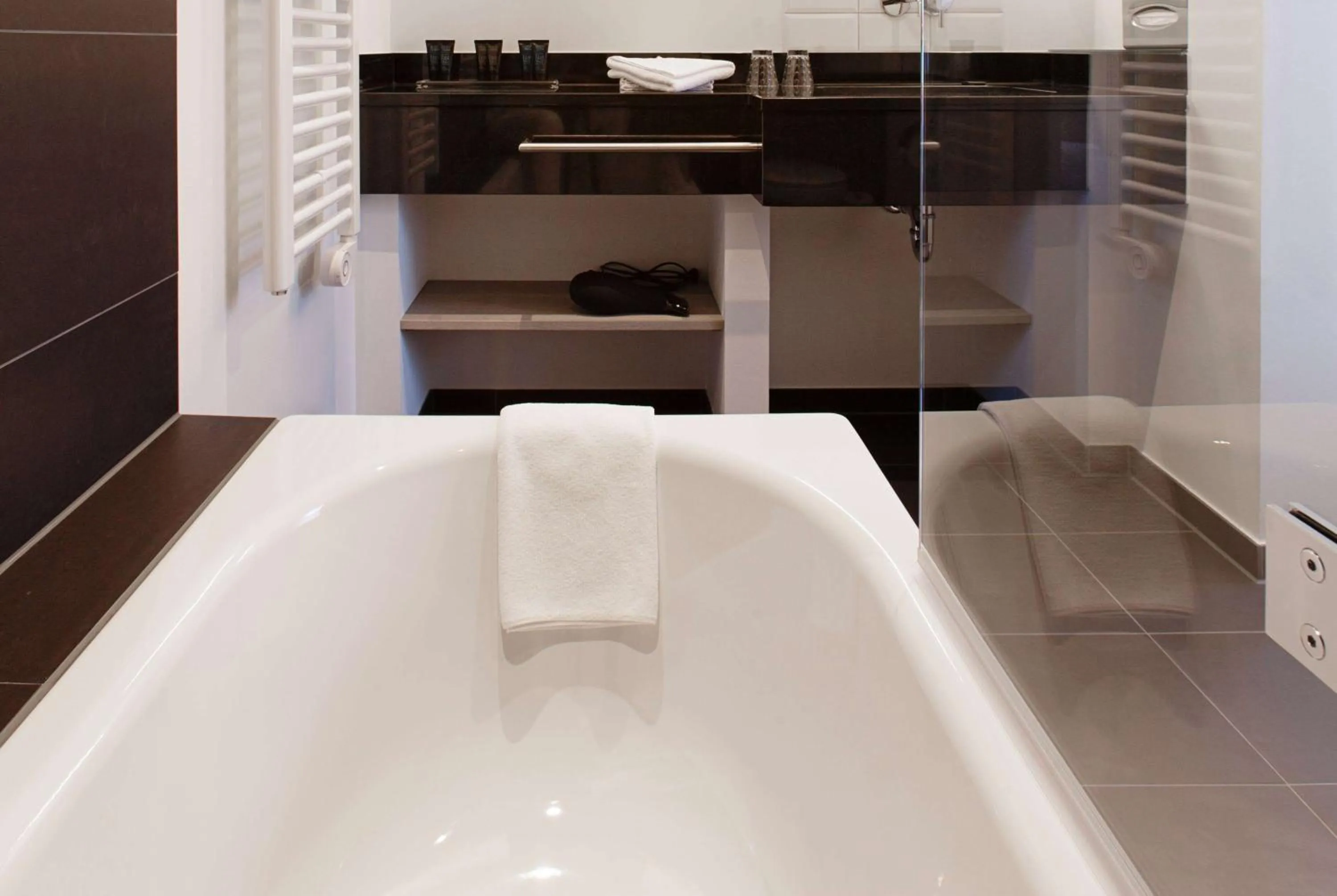 TV and multimedia in Vienna House Easy by Wyndham Osnabrück City & Apartments