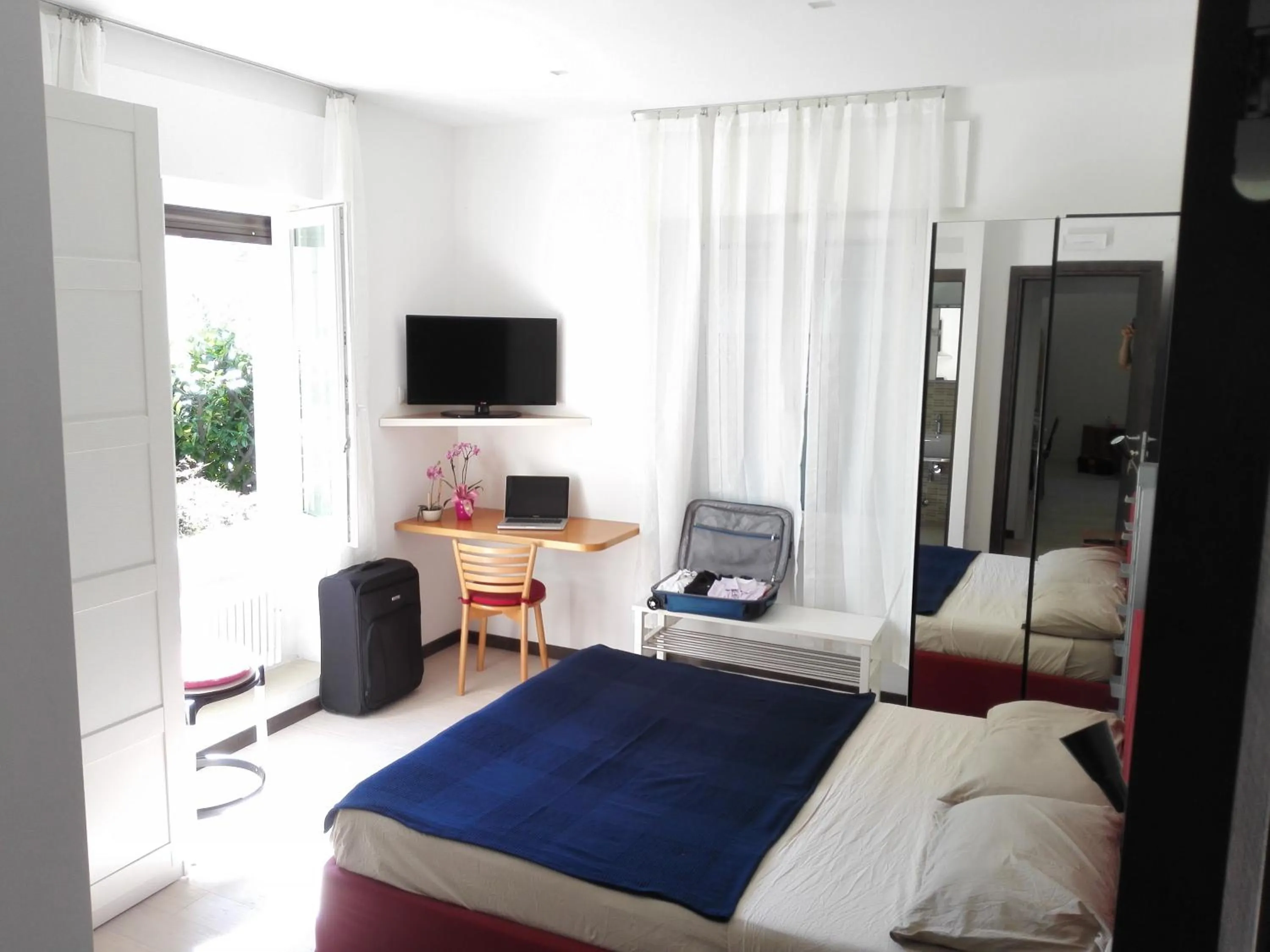 Day, Bed in B&B Rosa Blu