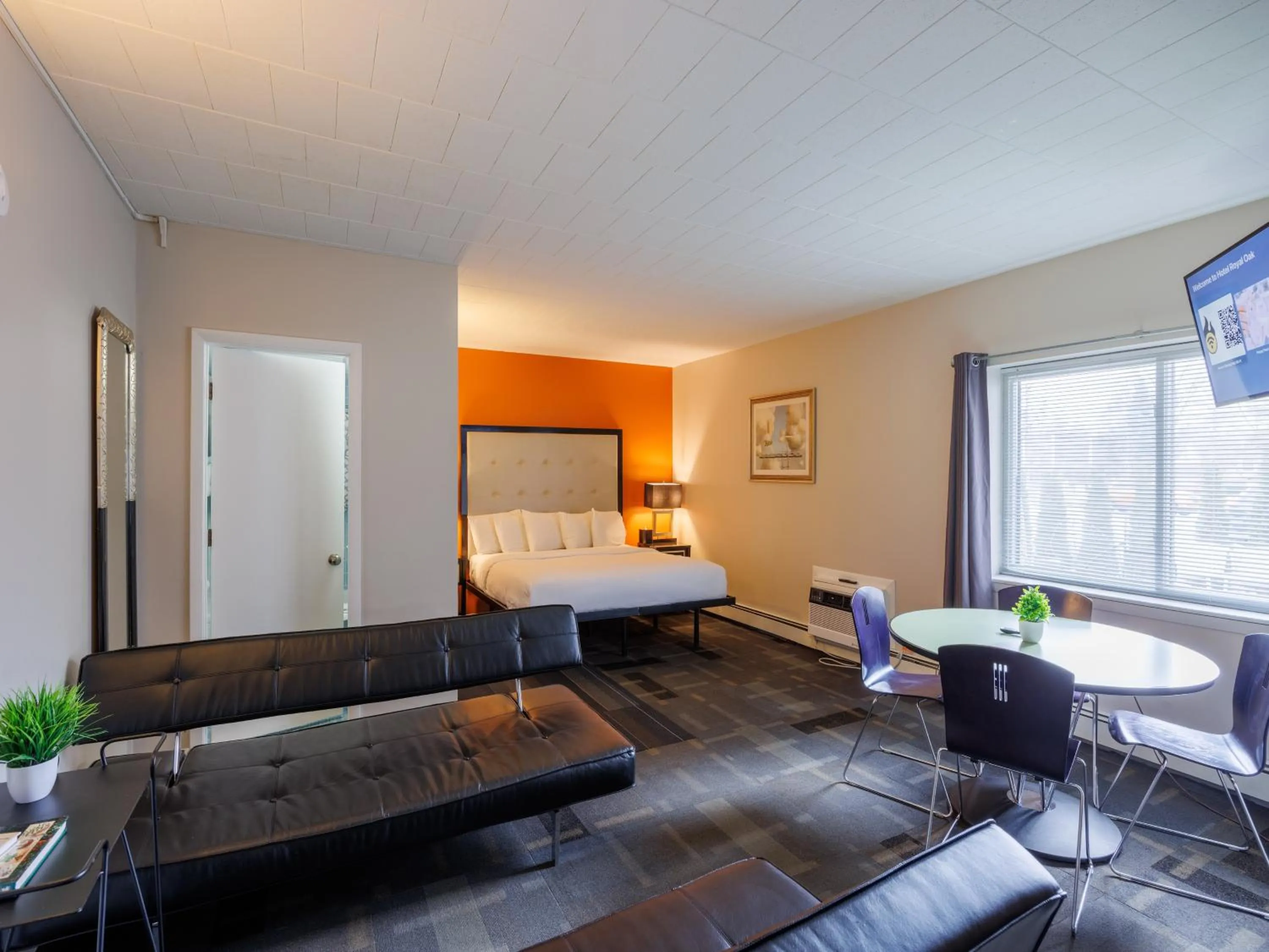 Photo of the whole room, Bed in Hotel Royal Oak