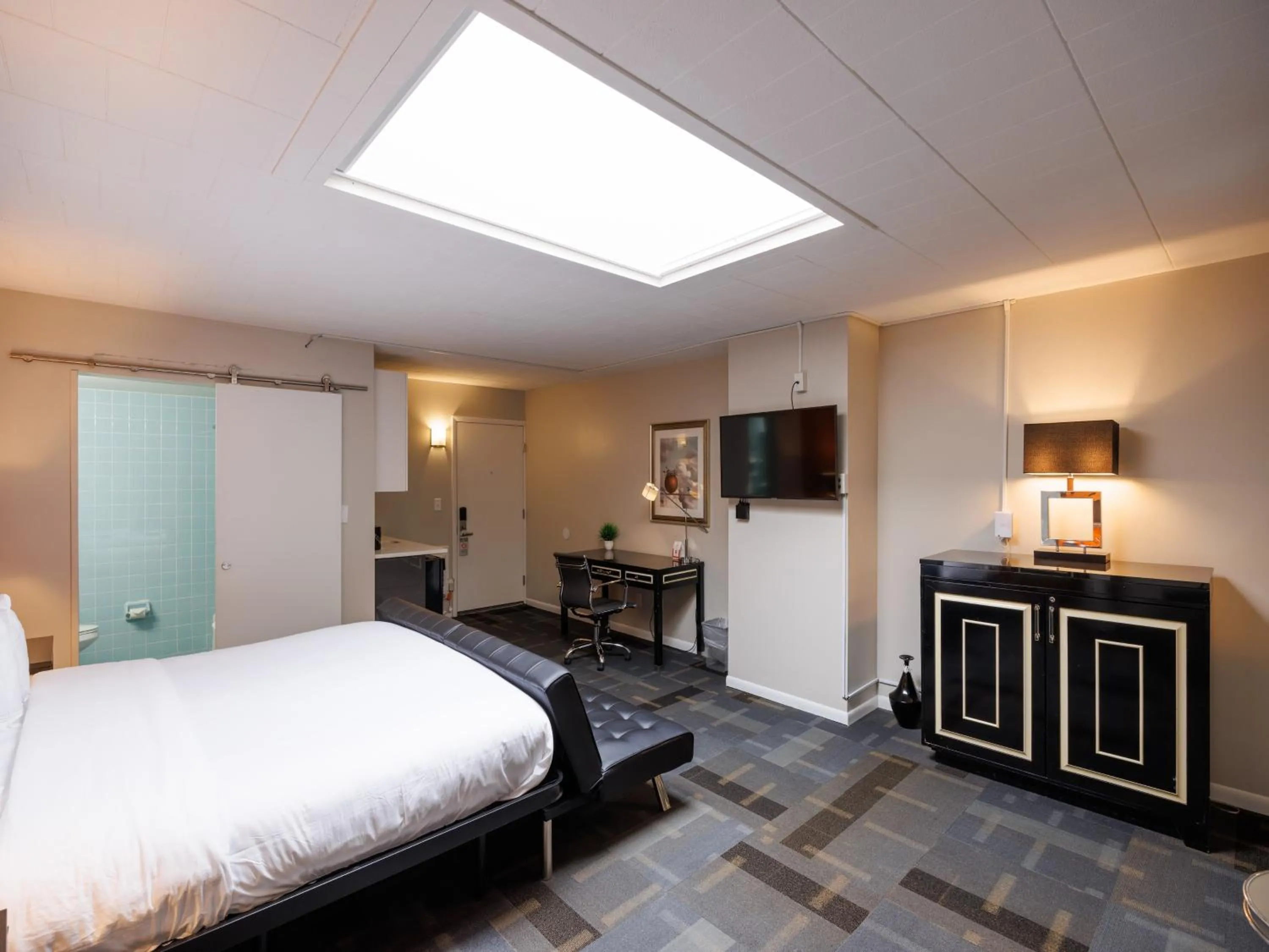 Photo of the whole room, Bed in Hotel Royal Oak