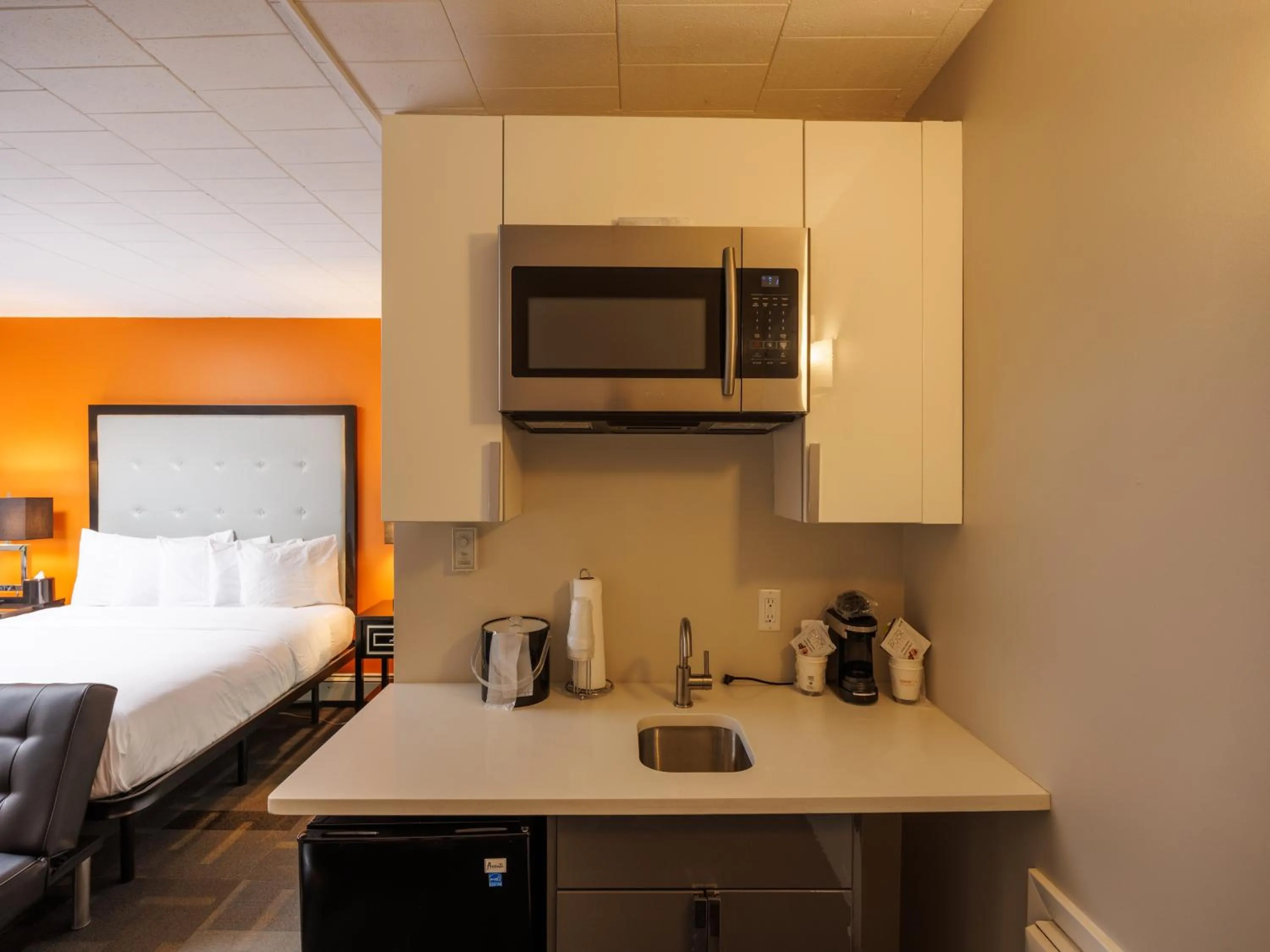 Kitchen or kitchenette, Bed in Hotel Royal Oak