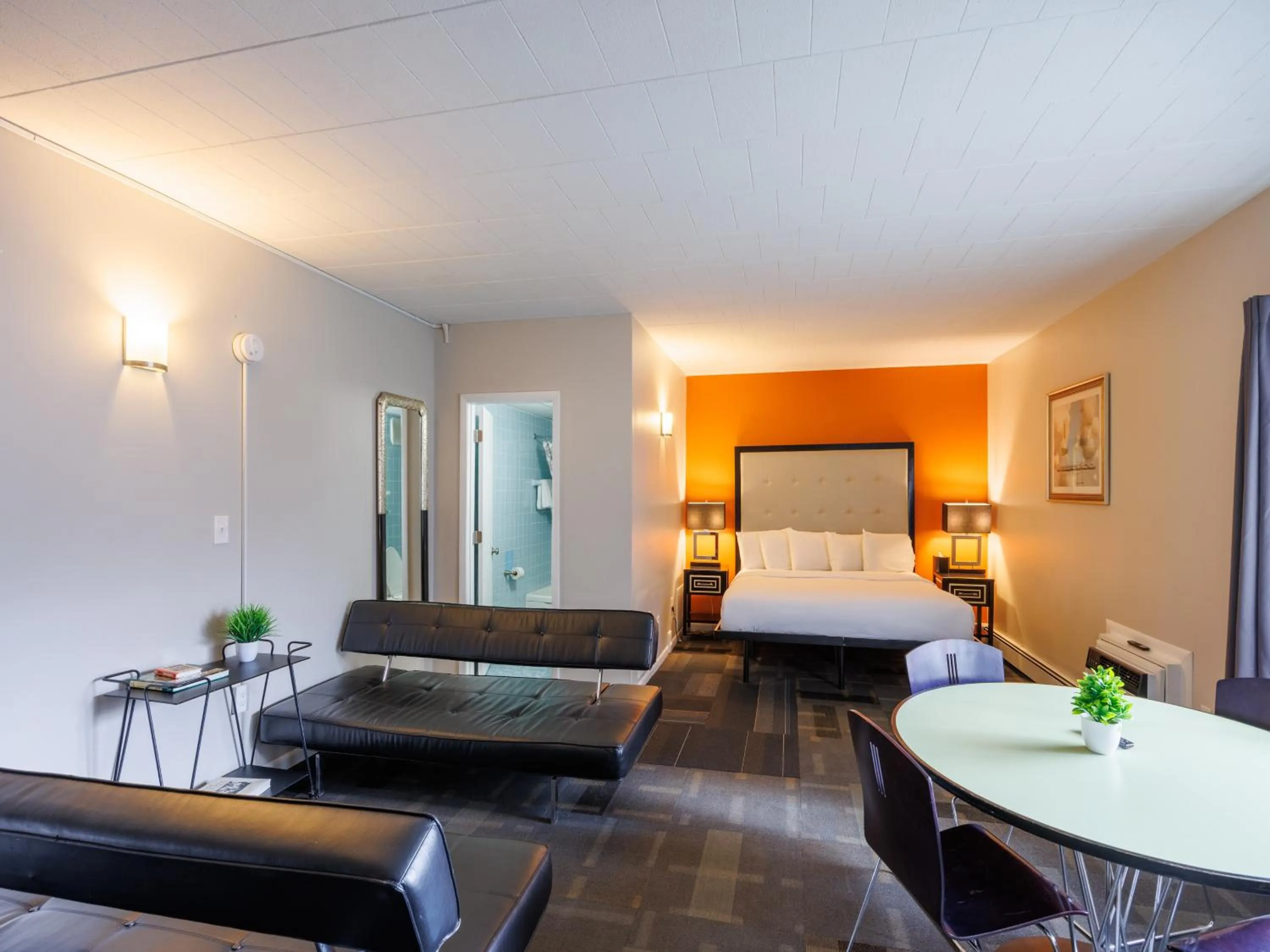 Photo of the whole room, Bed in Hotel Royal Oak