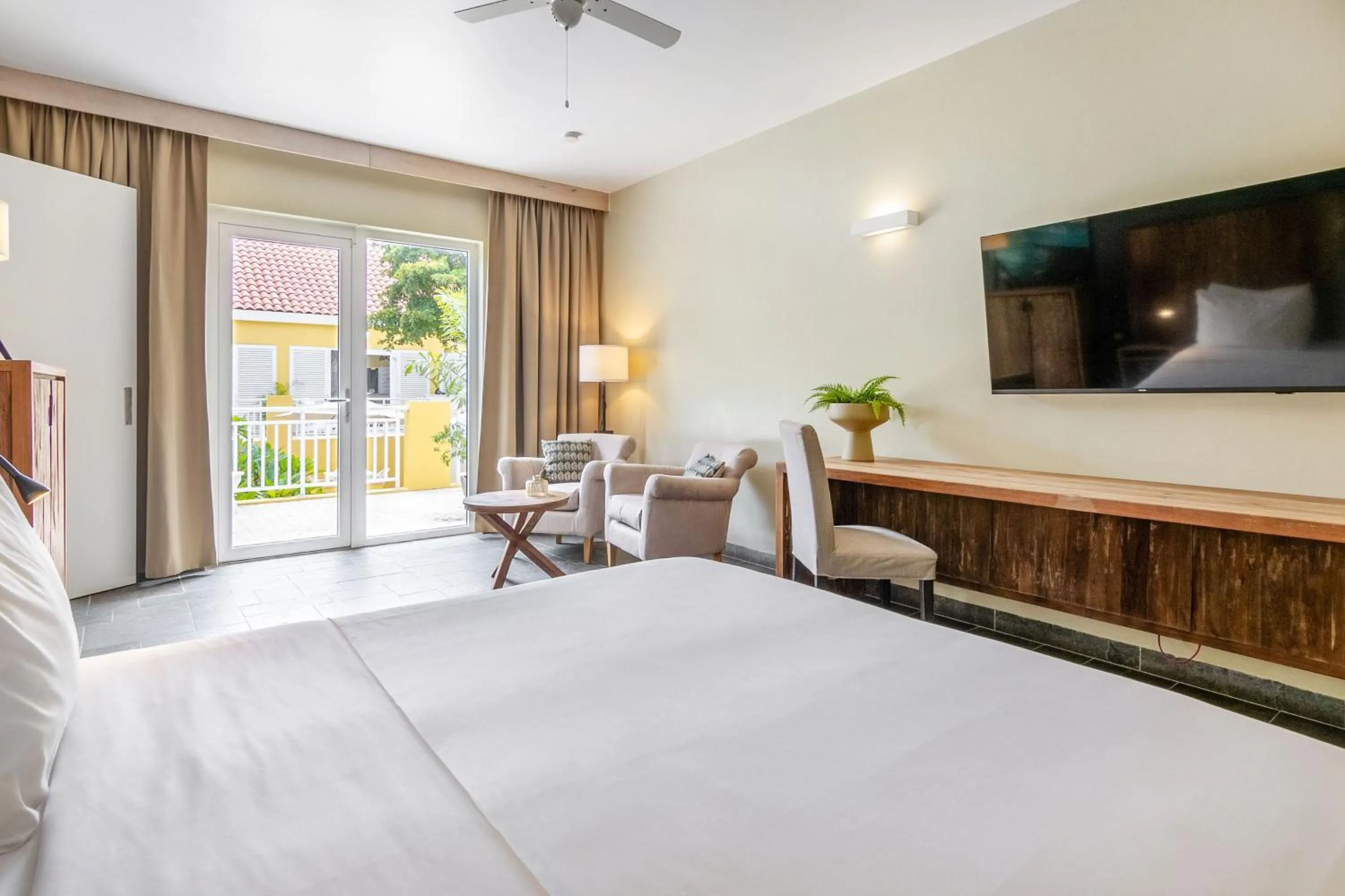 TV and multimedia, Bed in Bayside Boutique Hotel - Blue Bay Golf & Beach Resort